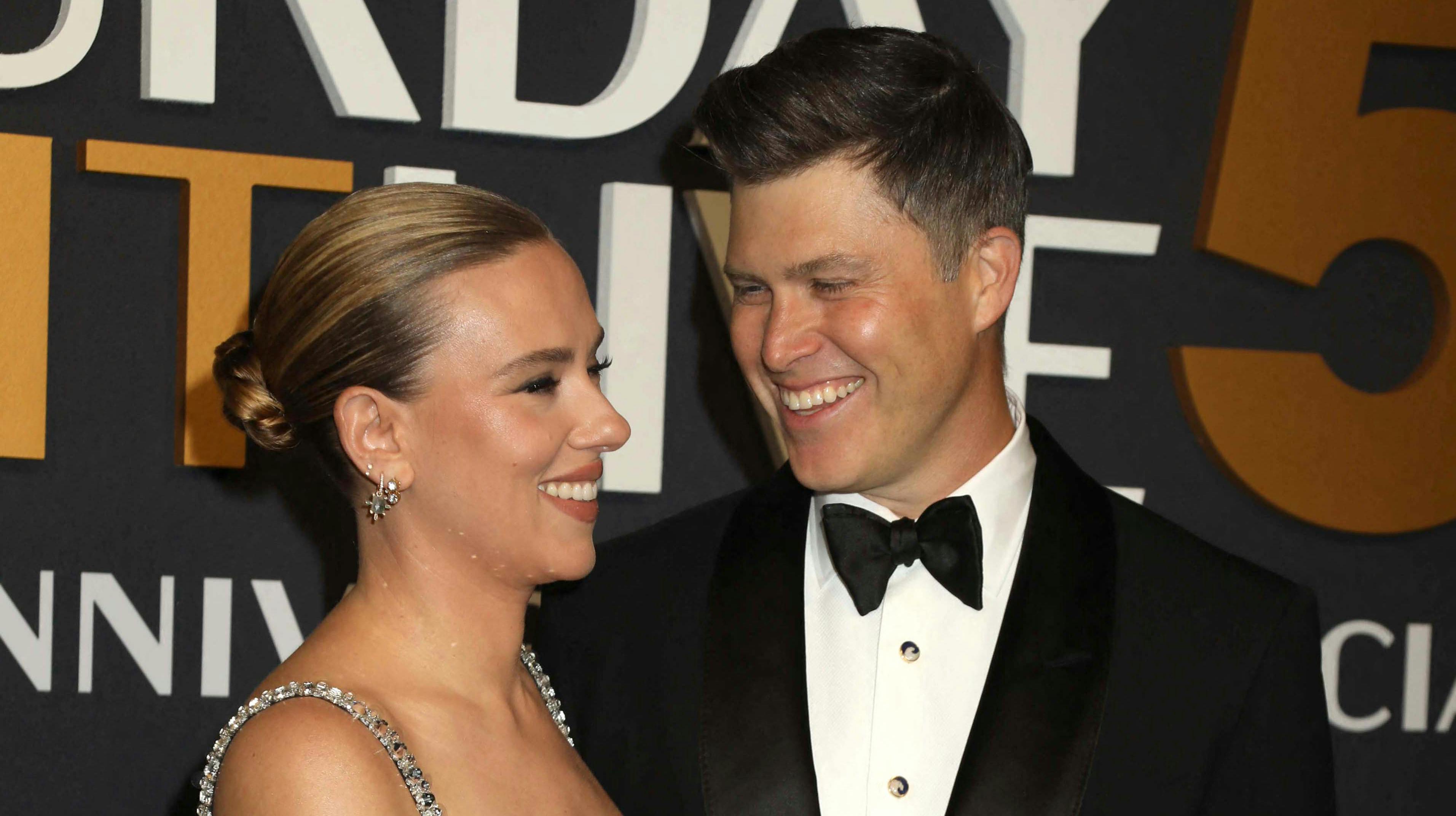 Endnu et vaskeægte SNL-par. Scarlett Johansson og Colin Jost mødte hinanden på settet, da Johansen var vært, mens Jost dengang var skriver på programmet. Det var dog først mange år senere, at parret i 2017 begyndte at date. I dag er de gift og har