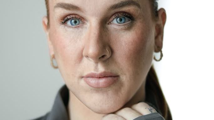 Josefine Larsen står nu frem og advarer andre om den mystiske mand på Amager.