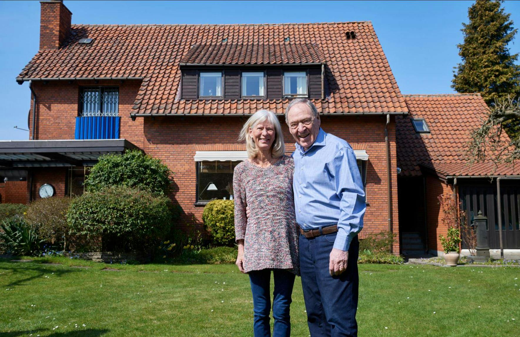 Gertrud og Dario foran villaen, som nu er sat til salg.