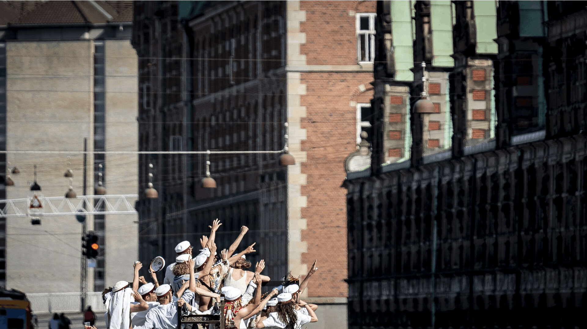 Regeringen, SF og DF er blevet enige om, at elever i grundskolen skal have gennemsnitskarakter på 6 i stedet for 5 for at komme ind på alment gymnasium.