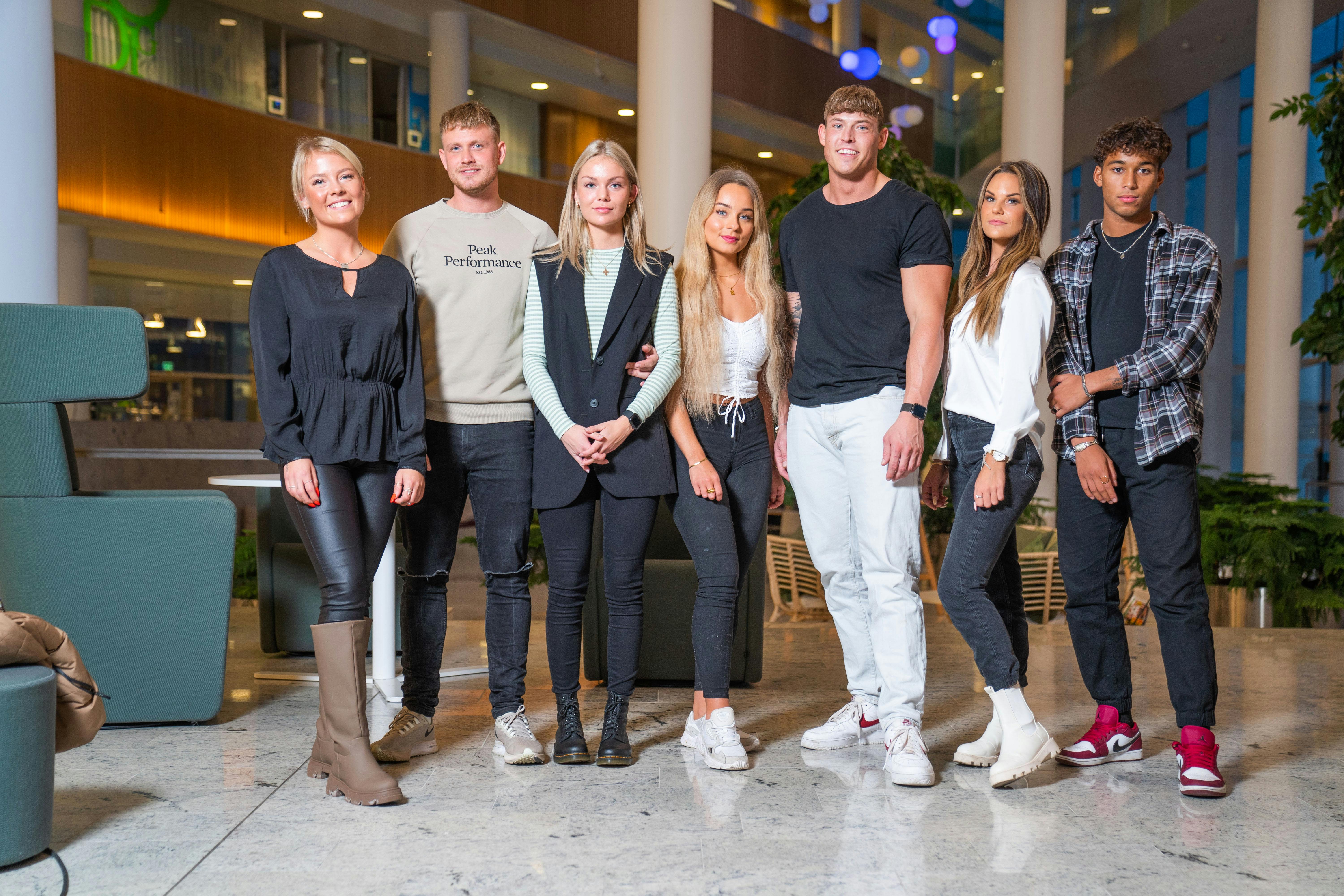 Syv af deltagerne fra sæson seks af "Ex on the Beach", som blev vist i 2021. Christel Trubka er nummer to fra højre - flankeret af eksen Nicolai Heller og Alhaji Conta Faye.