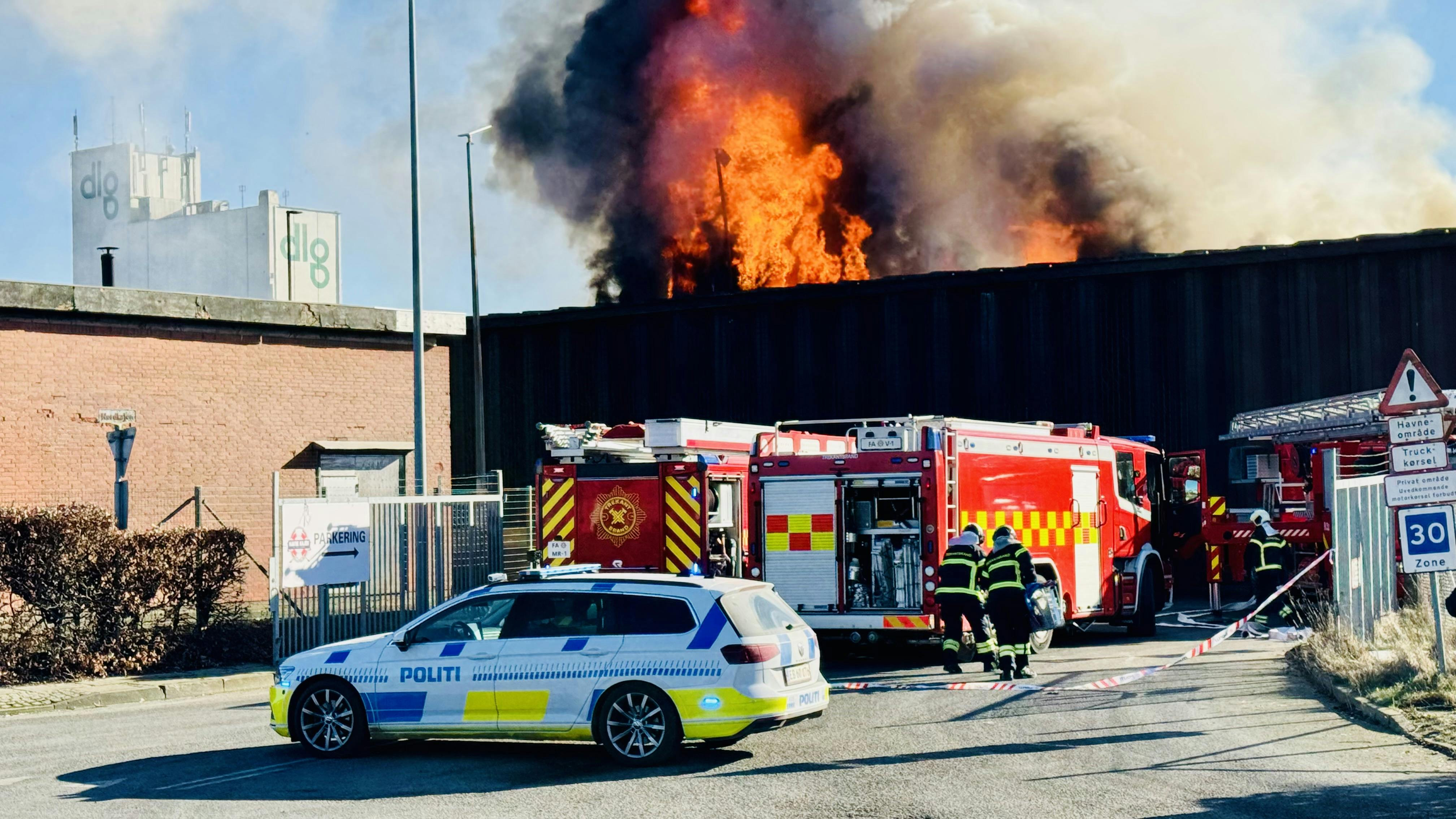 Der er opstået en voldsom brand på Kolding havn.