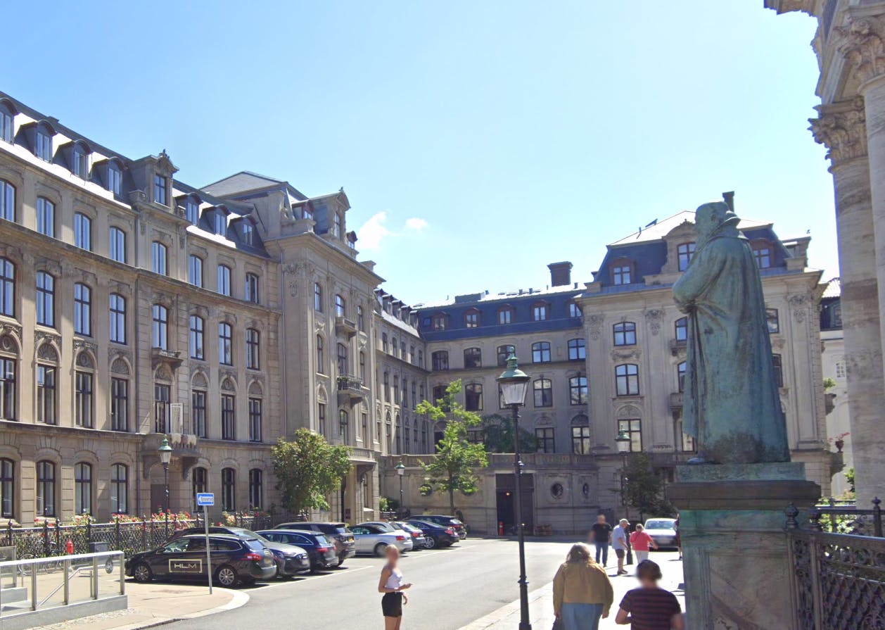 Lejligheden ligger få skridt fra Amalienborg Slot og Marmorkirken.