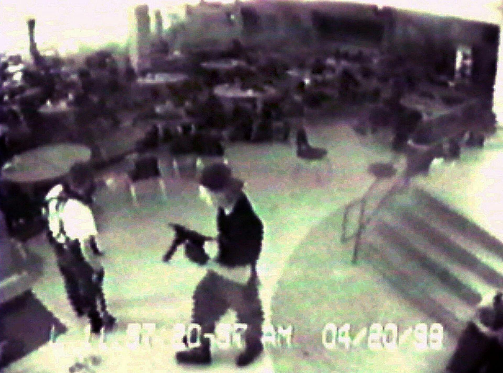 Eric Harris og Dylan Klebold havde egentlig planlagt at sprænge deres skole i luften. Planen gik i vasken, men de nåede at tage livet af 12 elever og en lærer.