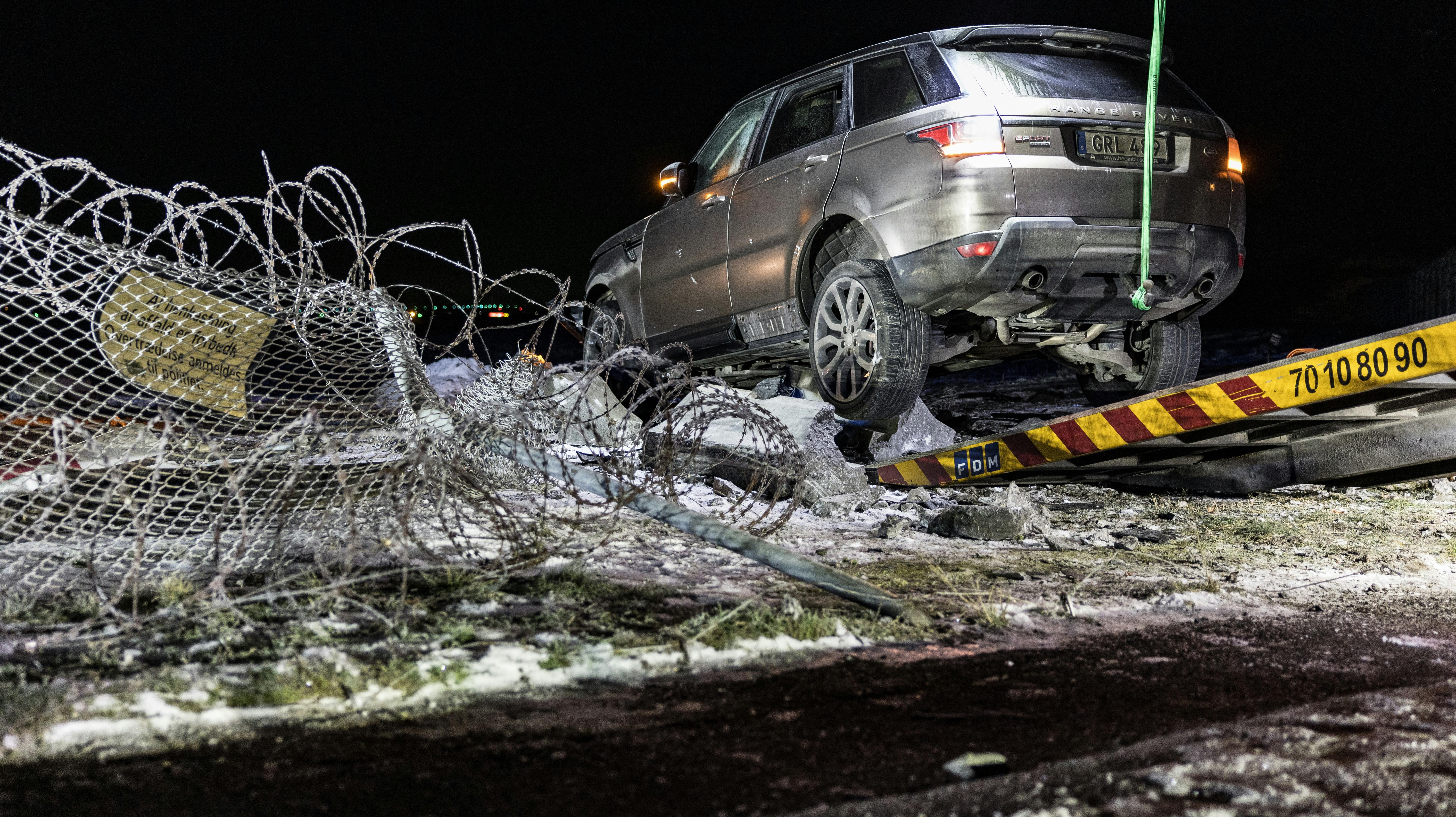 Bil kørt igennem hegnet til Københavns Lufthavn onsdag den 18. februar 2025. (Foto: Steven Knap/Scanpix 2025)