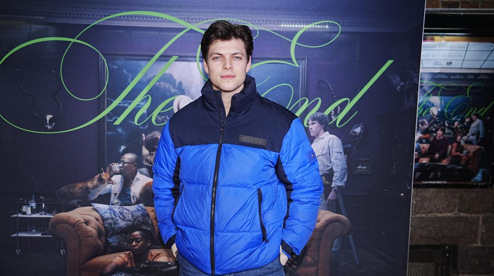 Den verdensberømte danske skuespiller har fået rigeligt at lave på hjemmefronten, efter han og kæresten anskaffede sig en skøn hund med navnet Charlie.