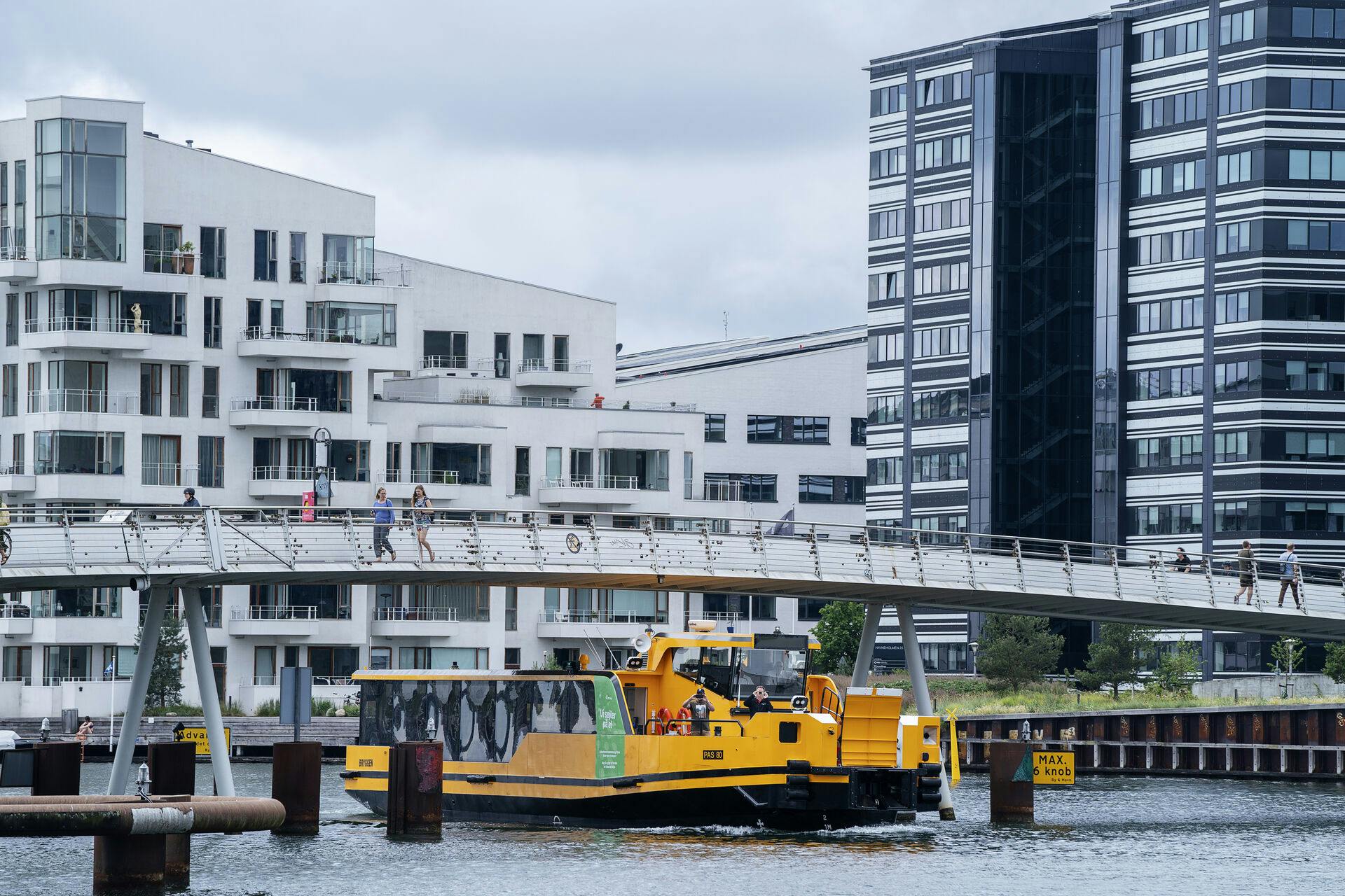 De første ud af fem nye eldrevne havnebusser tager kunder og overborgmester Frank Jensen (S) med ombord, fra Bryggebroen i Københavns Havn lørdag den 20. juni 2020. Havnebusserne har fra januar 2020 fået udvidet sejltiden, så der hele året sejles hvert 30. minut.. (Foto: Claus Bech/Ritzau Scanpix)