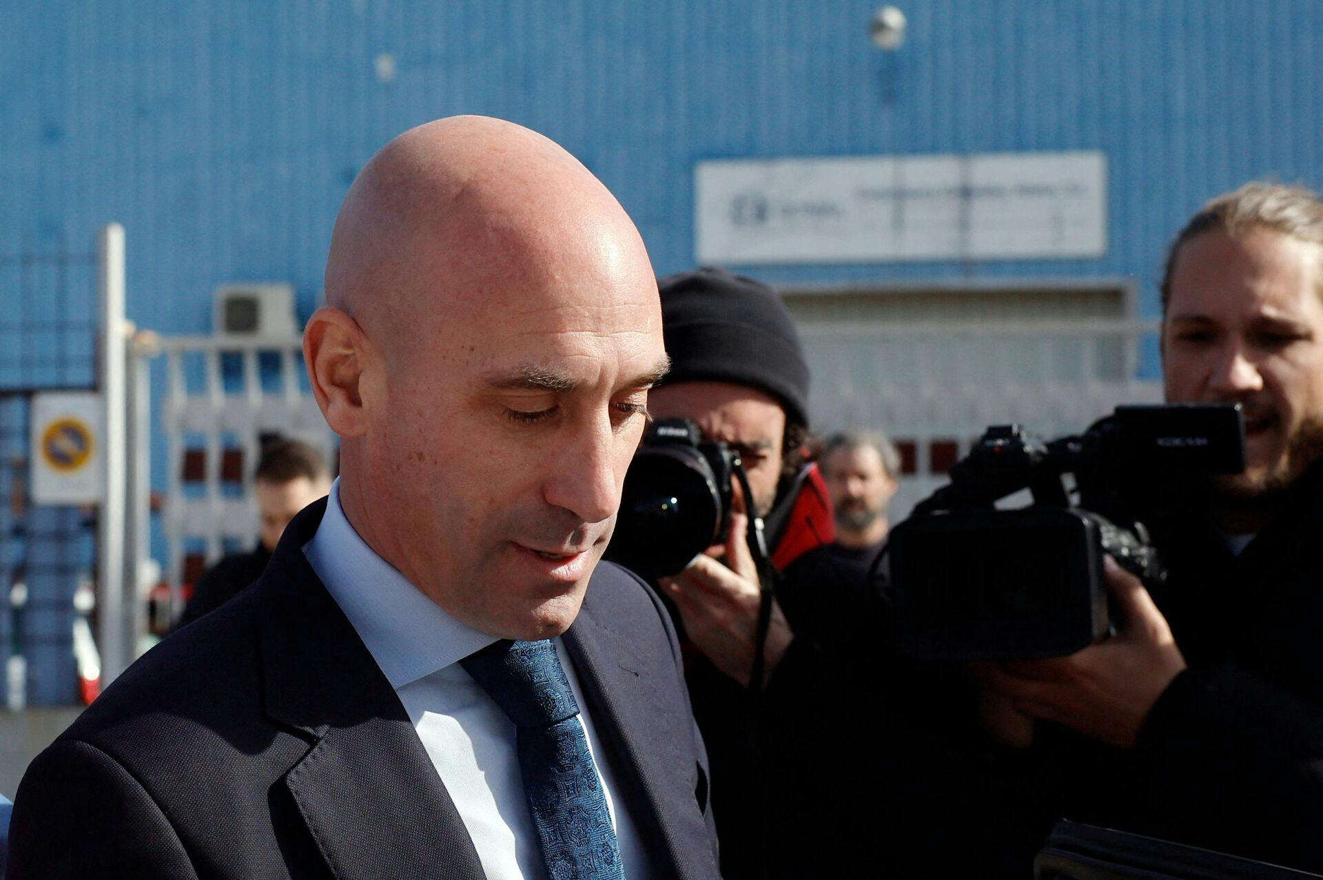 Members of the media surround former president of the Spanish football federation Luis Rubiales as he leaves the court of San Fernando de Henares, east of Madrid, on February 14, 2025, on the last day of his trial for sexual assault. The trial of former Spanish football chief Luis Rubiales for the kiss he imposed on player Jenni Hermoso during the 2023 World Cup final concluded today and is now awaiting a verdict, which could arrive in the coming weeks. (Photo by OSCAR DEL POZO / AFP)