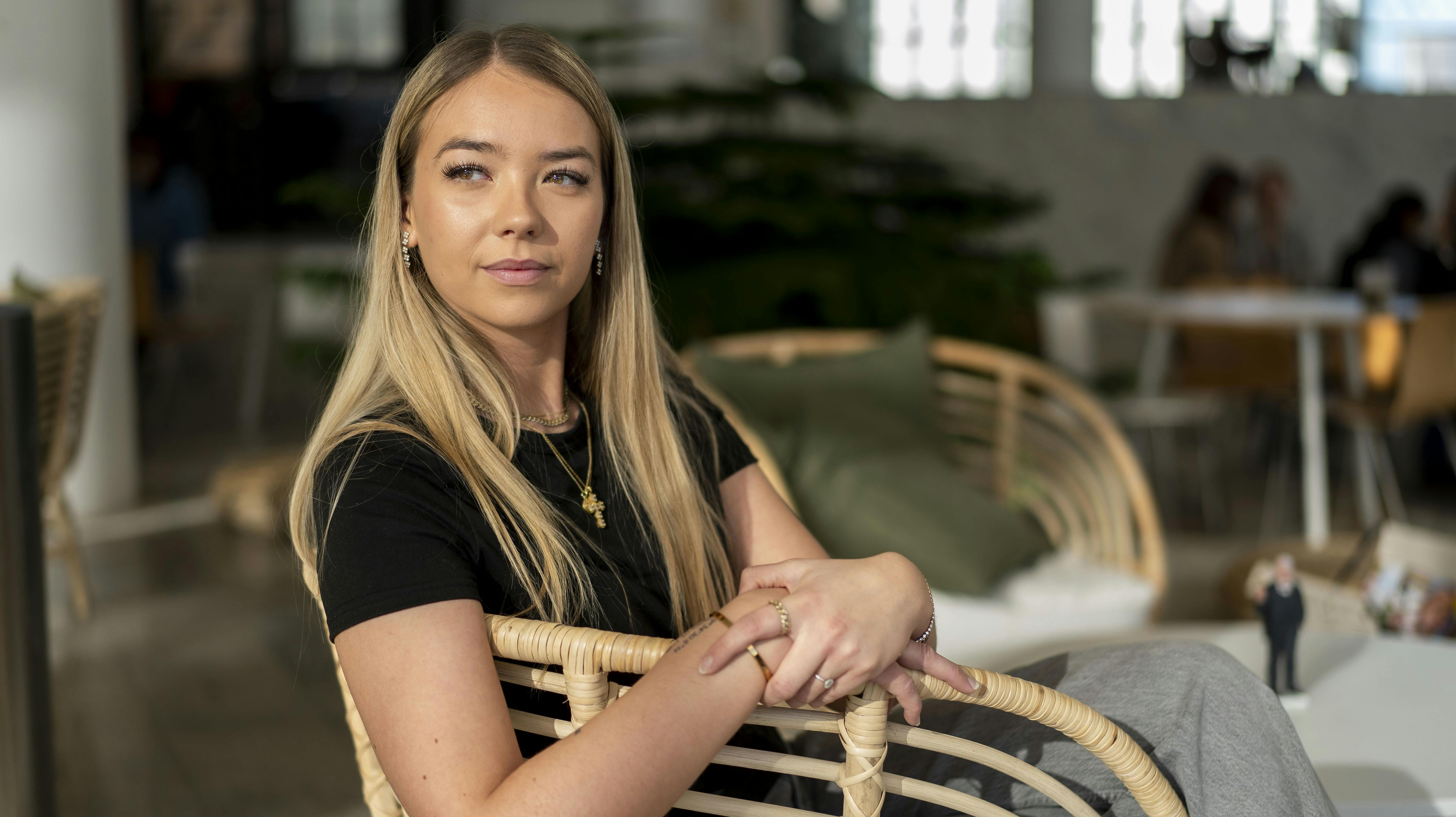 Under den såkaldte "Gold digger"-fest skete der tilsyneladende flere ting, der ikke blev klippet med i programmet, fortæller Mathilde Bang blandt flere.