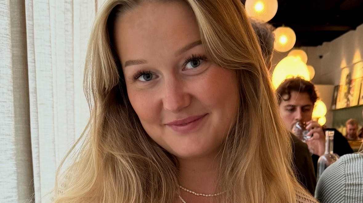 Freja Givskud har svært ved at anerkende fejl, og derfor ender hun tit med at slå sig selv i hovedet.