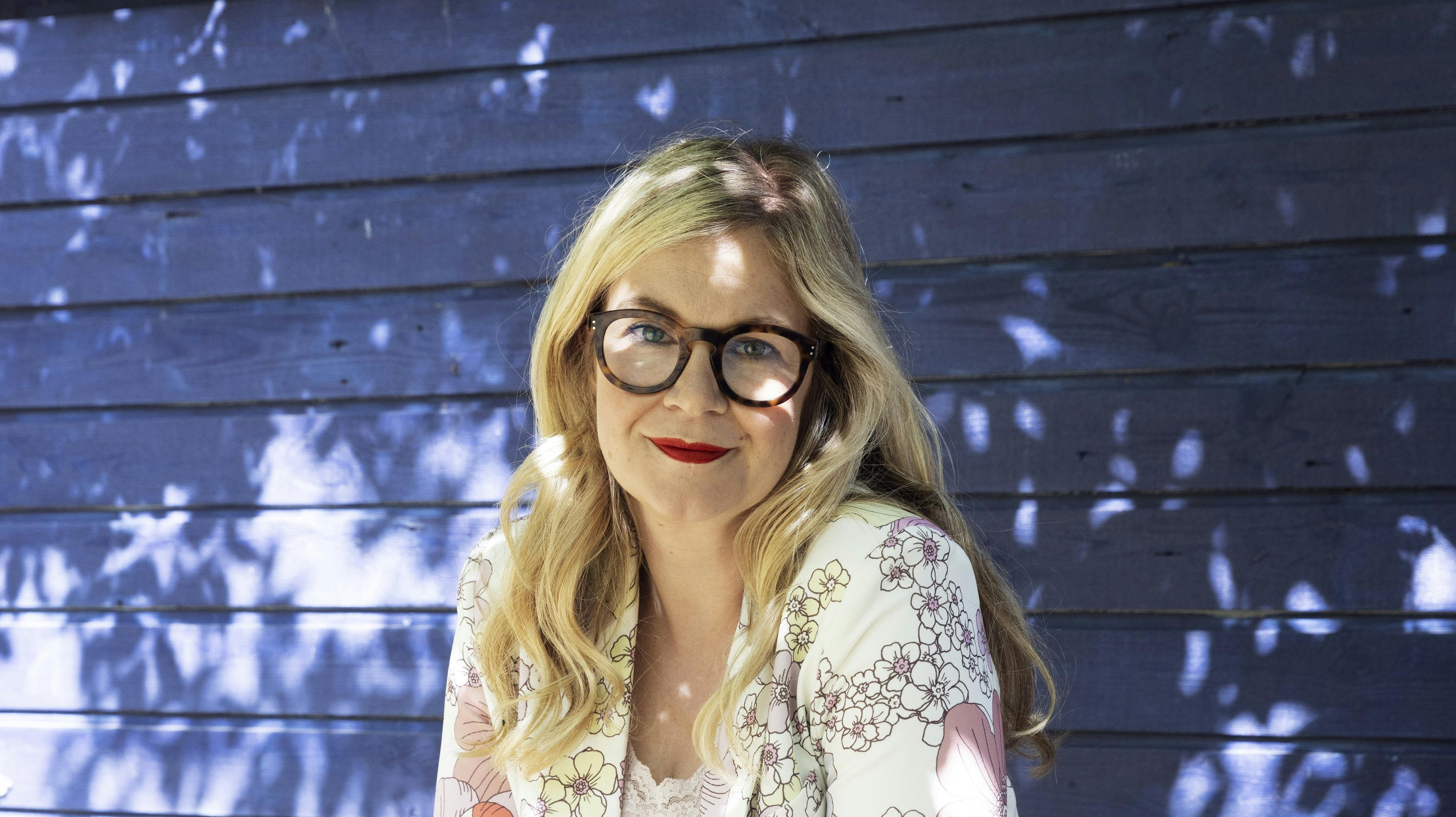 Sisse Sejr har erkendt at have stået bag omfattende chikane og identitetstyveri mod en kvinde henover sommerferien sidste år.