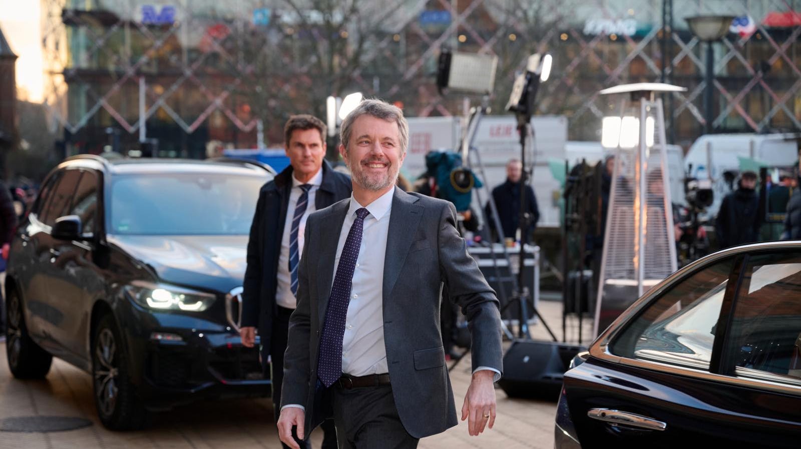 Kong Frederik befinder sig lige nu i udlandet - nærmere bestemt Schweiz. 