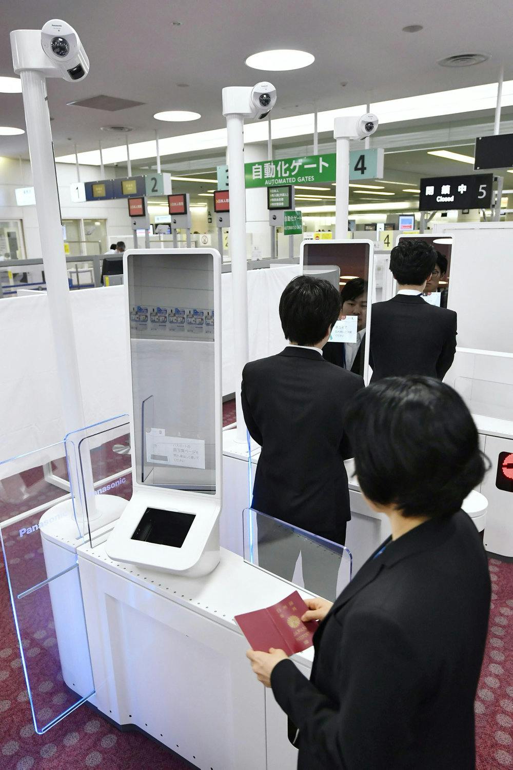 Kun omkring hver sjette japaner har et gyldigt pas. I nabolandet Sydkorea er tallet omkring 60 procent. Her går folk gennem paskontrollen i Japans hovedstad, Tokyo. - Foto: Unknown/Ritzau Scanpix&nbsp;