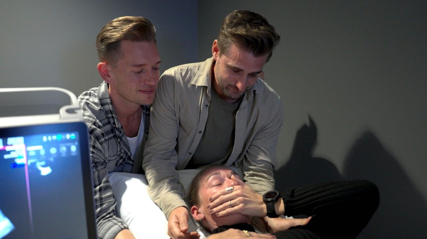 Morten Kjeldgaard, Frederik Haun og Nanna Brandt kunne ikke holde tårerne tilbage på fertilitetsklinikken i San Diego. 
