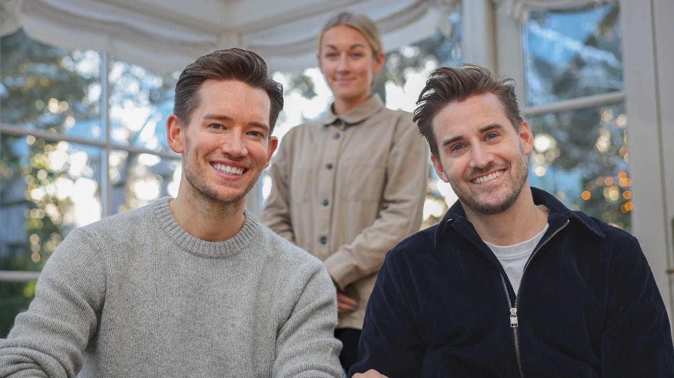 Morten Kjeldgaard og Frederik Haun blev i september forældre til tvillingerne Emma og Nora med hjælp fra graviditetsvært Nanna Brandt.