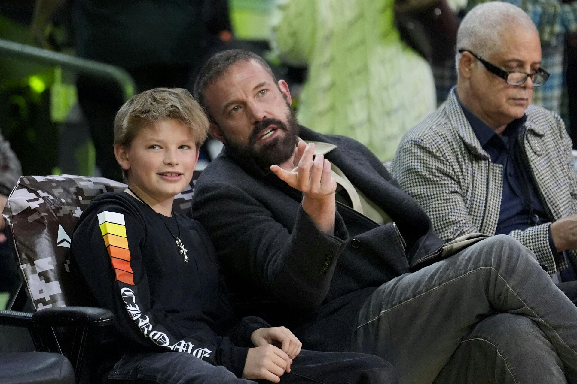 Ben Affleck med sønnen Samuel til en NBA basketball-kamp i Los Angeles den 10. november. Efter skilsmissen bruger far og søn eftersigende mere og mere tid med hinanden.