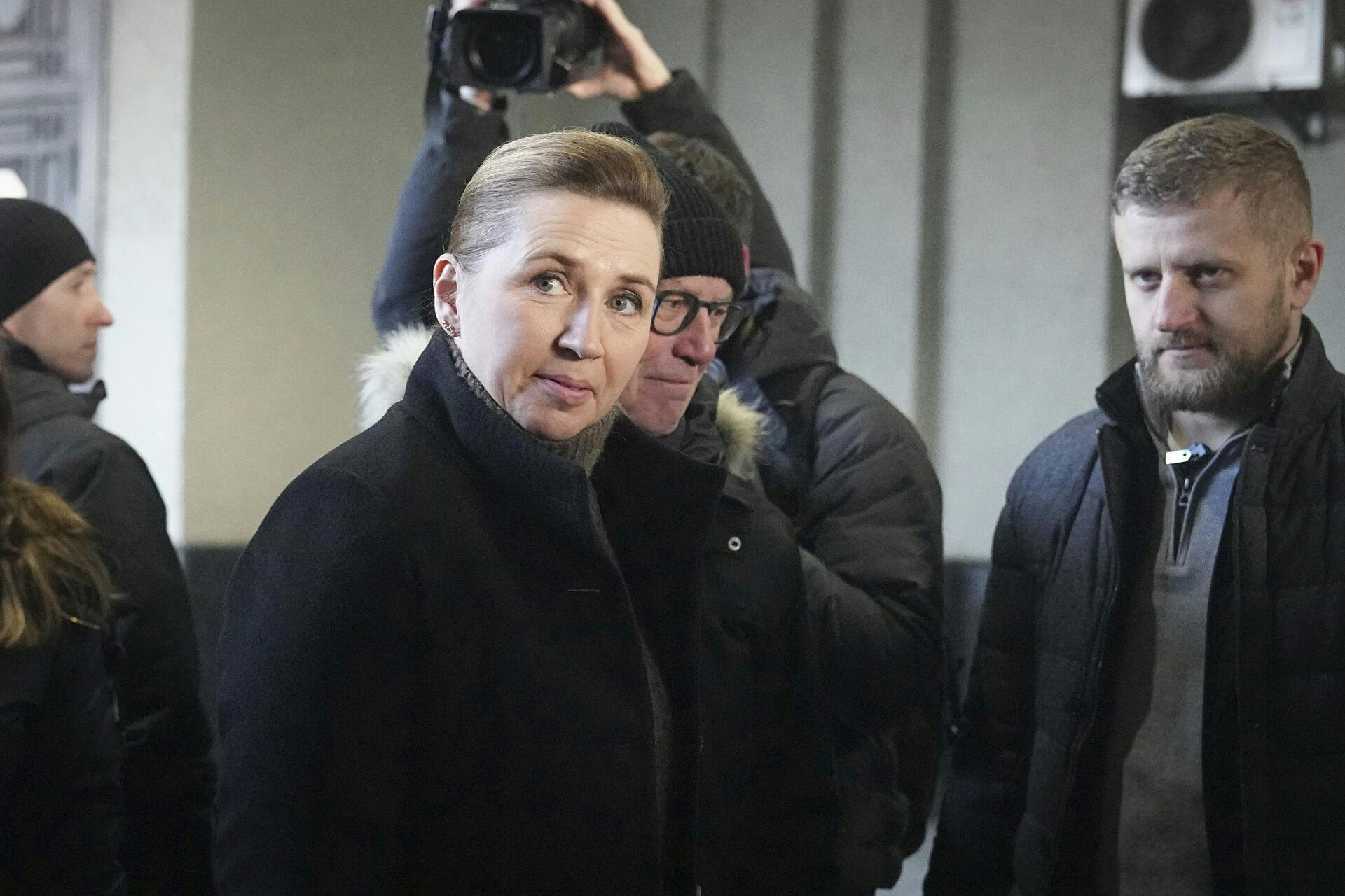 Mette Frederiksen er under et stort sikkerhedsopbud mandag ankommet til Ukraine.