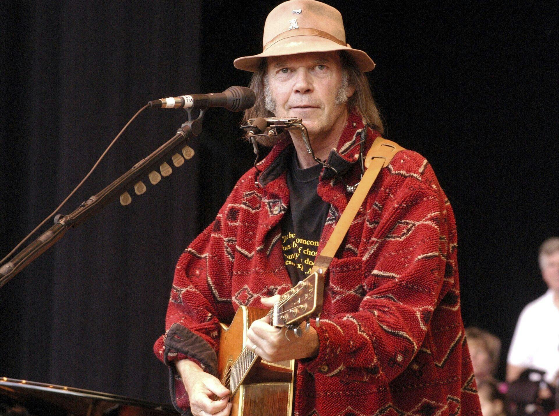 Neil Young performing at the Bridge School benefit concert Shoreline Amphitheater, CA October 27, 2002 Credit: Anthony Pidgeon / MediaPunch. /IPX