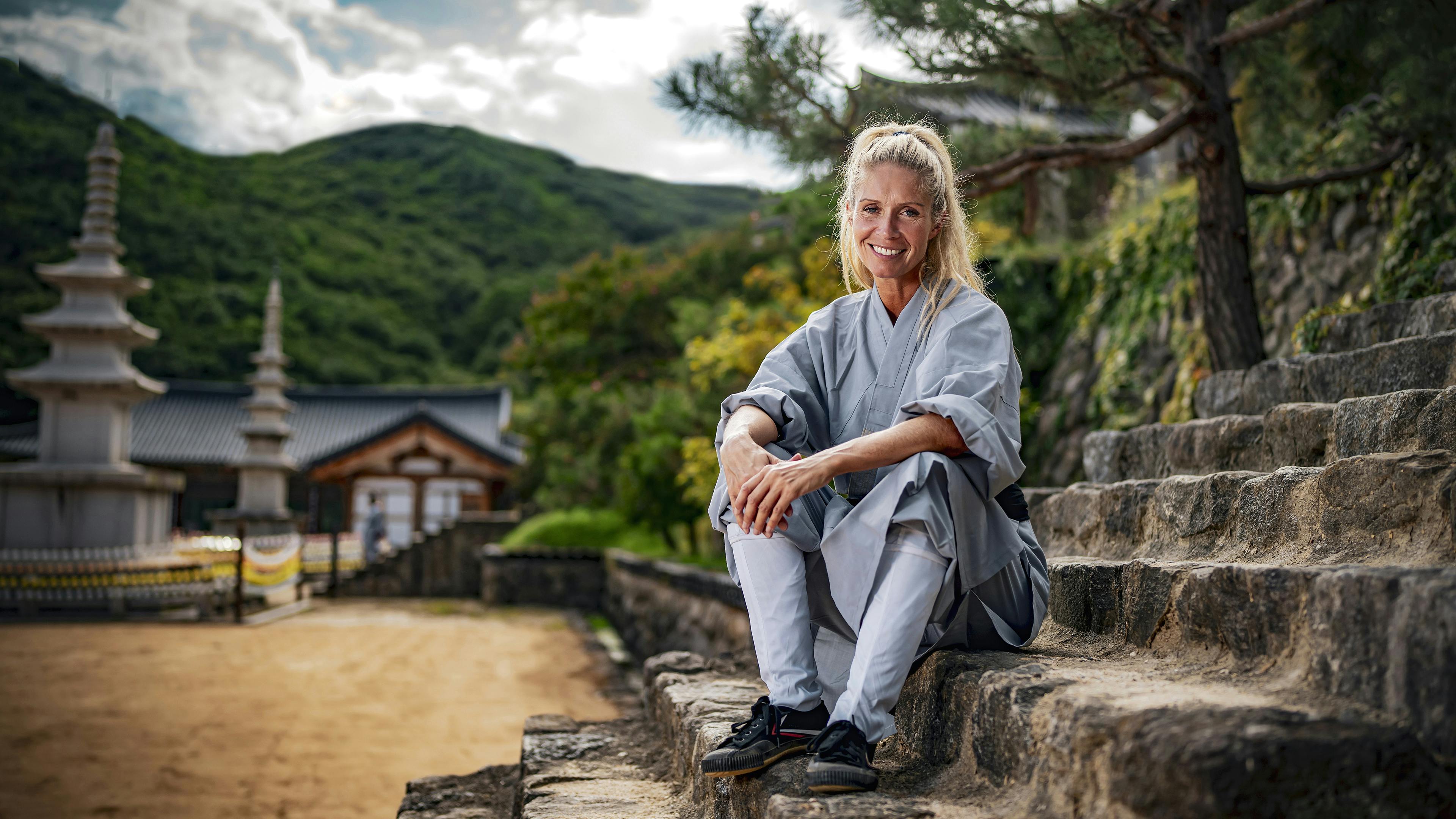 I ”Shaolin” rejser ni kendte danskere 12 dage til Sydkorea for at leve og træne som autentiske Shaolin-munke: – Jeg havde set den første sæson og var meget betaget, siger Karina Frimodt om ”Shaolin”.