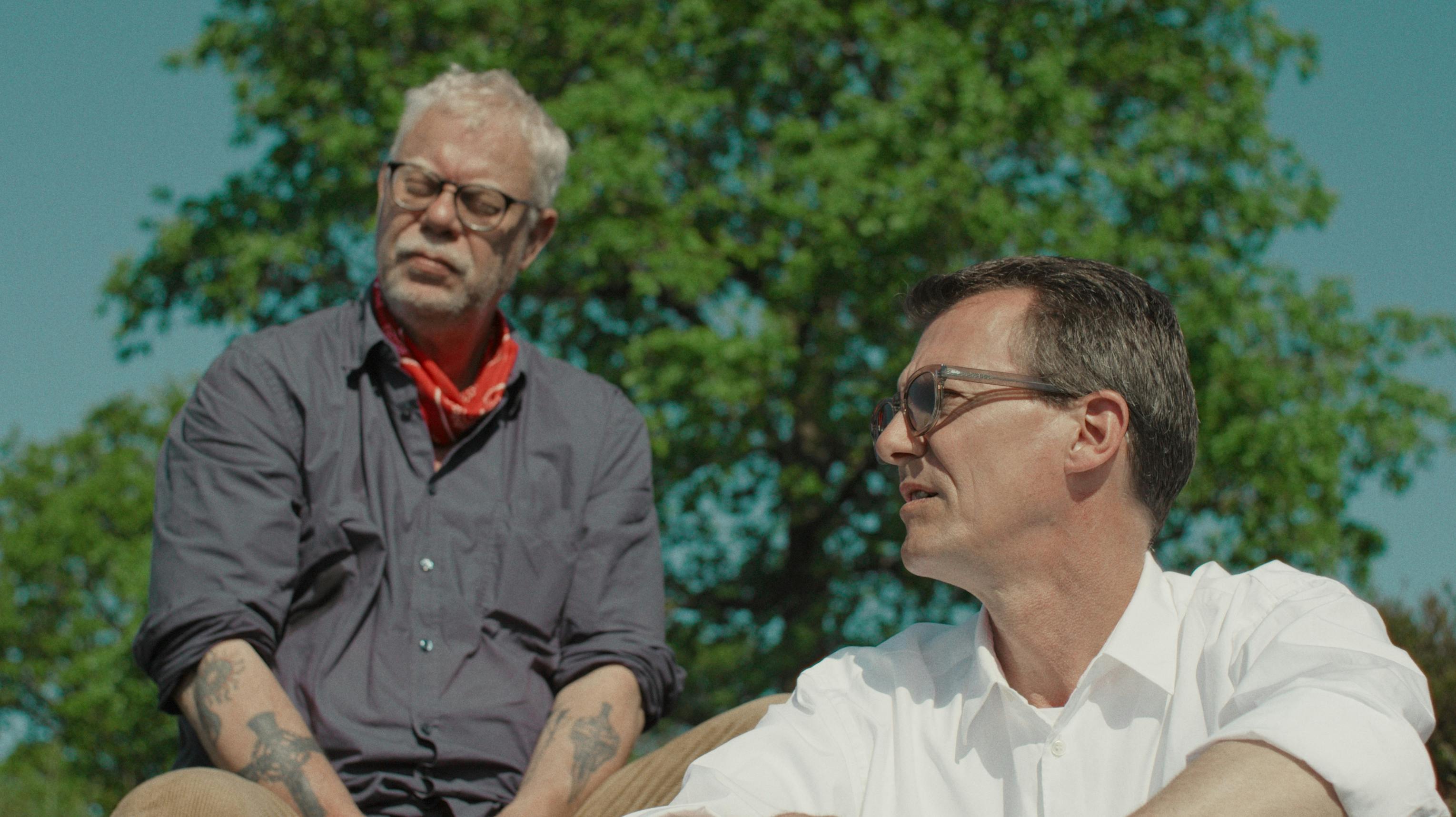 "Prins Joachim og forfatter Steffen Jacobsen er på vandretur ned gennem Jylland – med sig har de egne livshistorier som Prins til Danmark og som første klasses mønsterbryder."