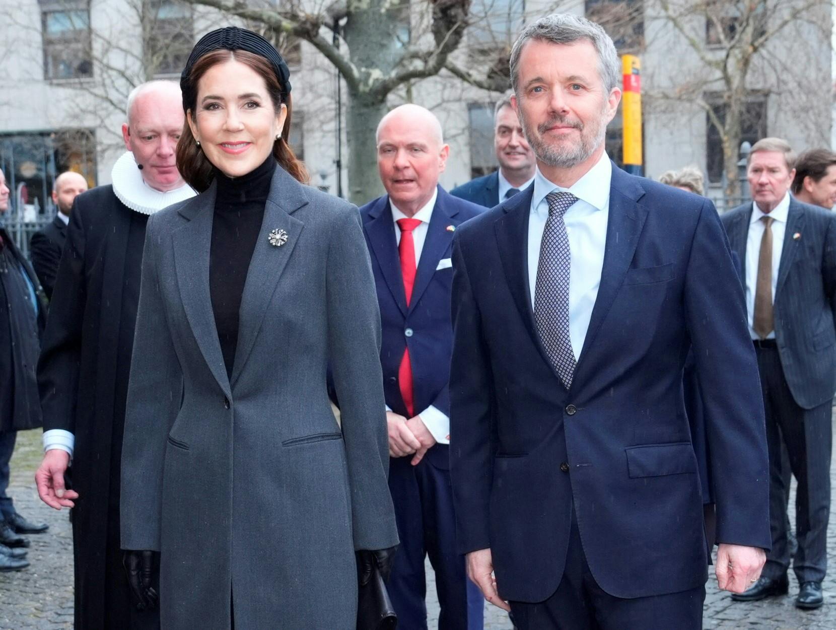 Læbestiften kom igen på afveje, da dronning Mary fulgtes med kong Frederik til Ukraine-gudstjeneste mandag eftermiddag.