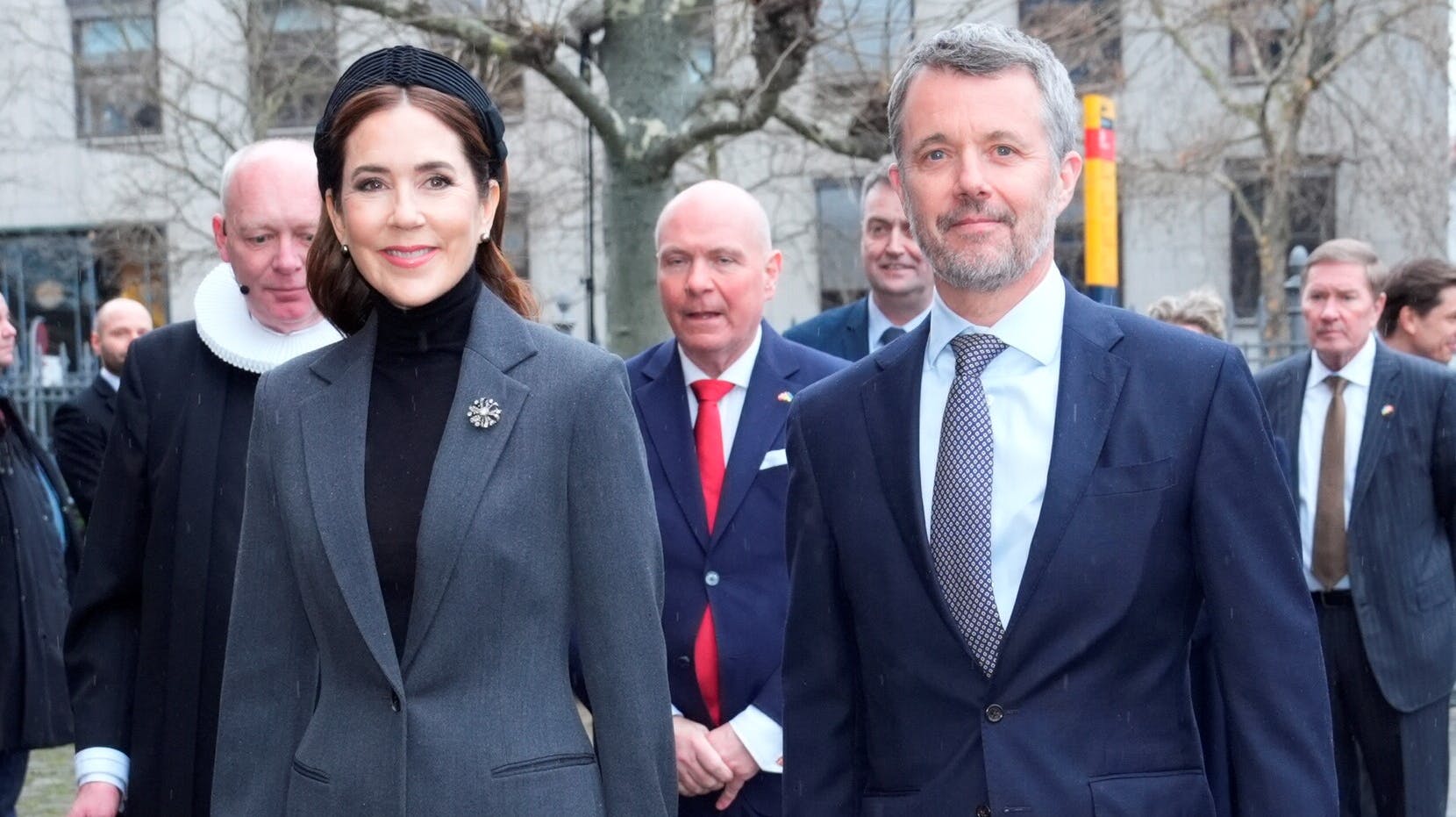 Læbestiften kom igen på afveje, da dronning Mary fulgtes med kong Frederik til Ukraine-gudstjeneste mandag eftermiddag.