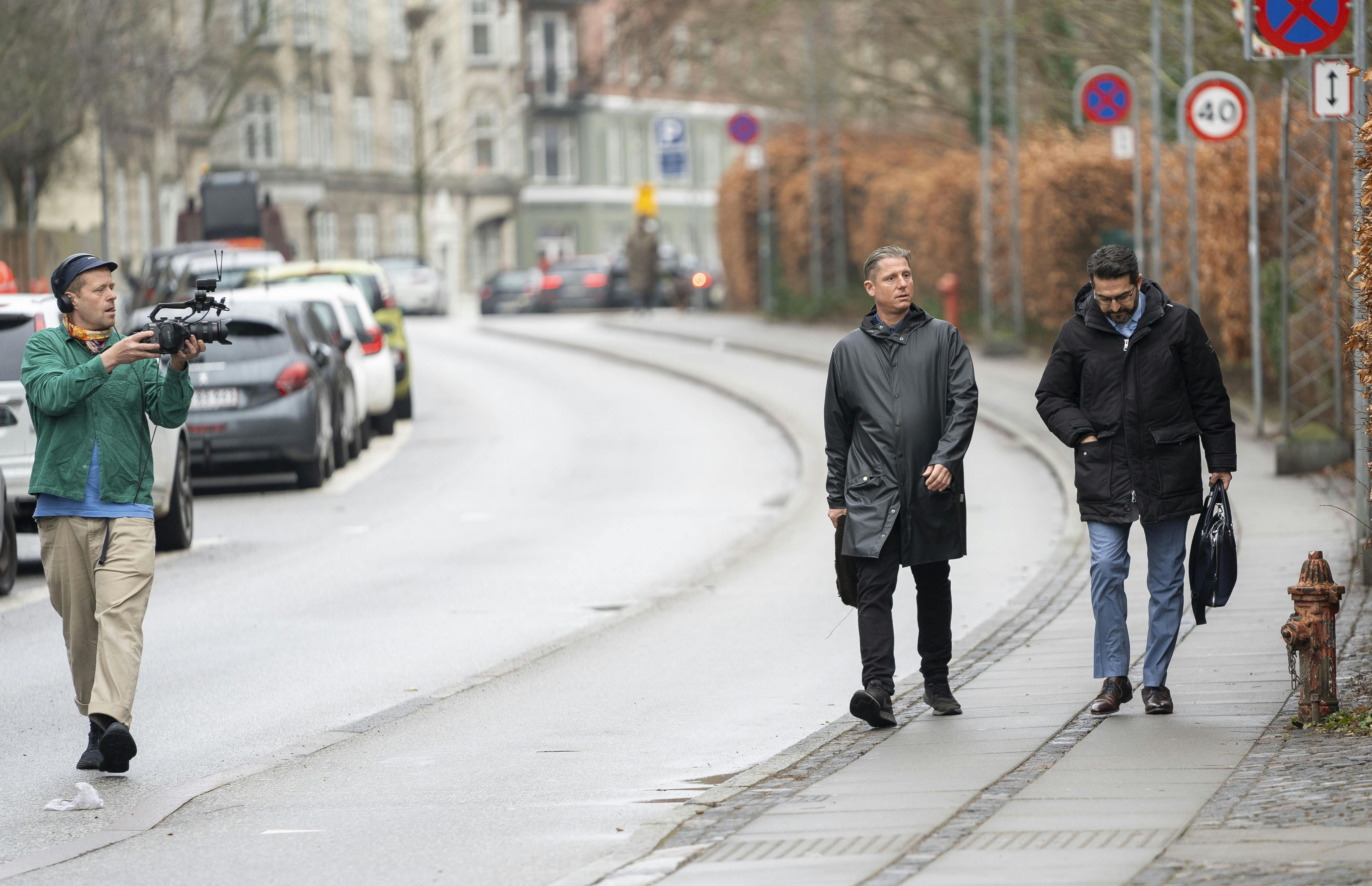 Erbil Kaya, Robert Hansen og en... kameramand. Det var trioen, som ankom sammen til Retten på Frederiksberg tirsdag formiddag.