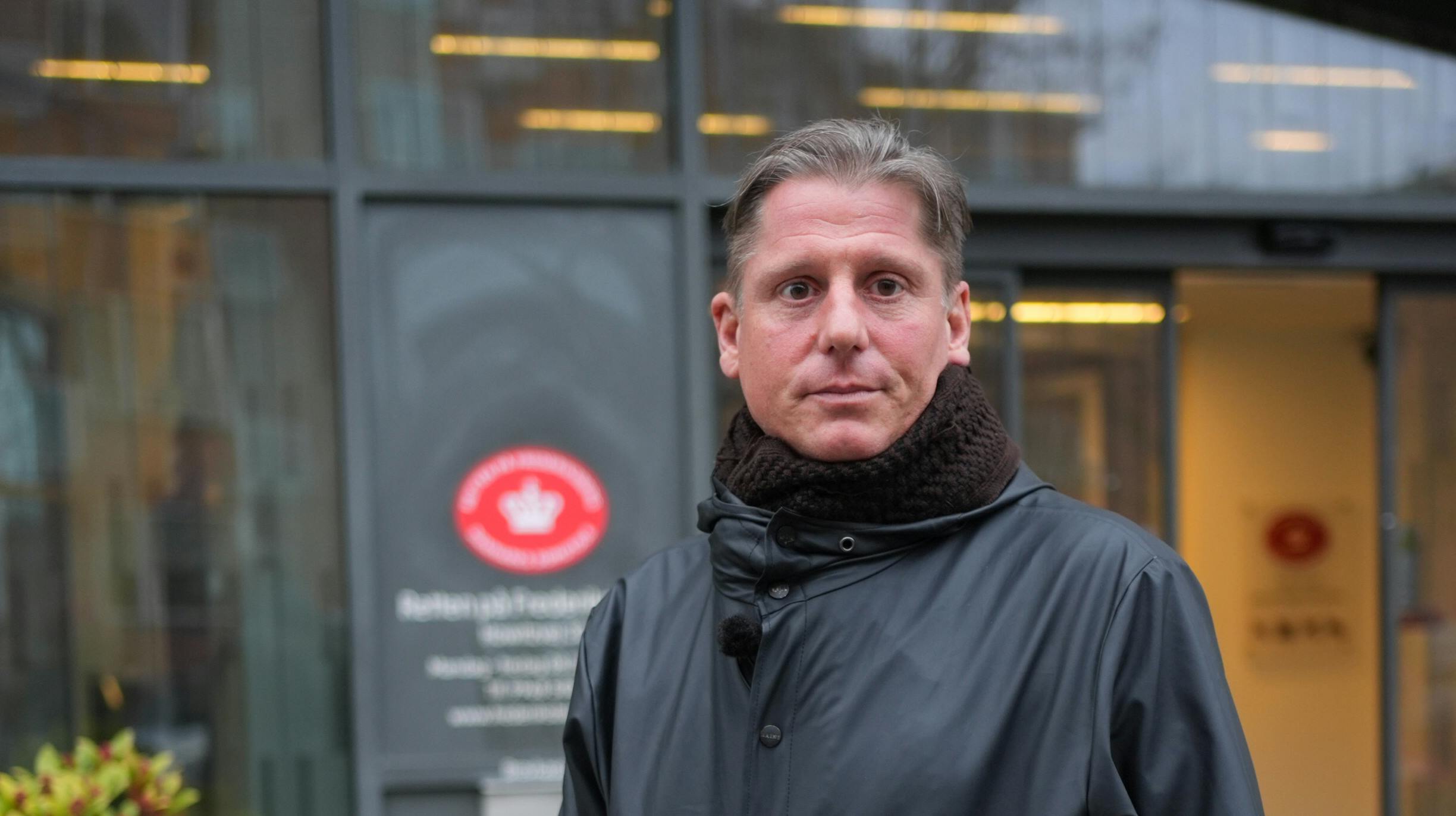 Robert Hansen havde tirsdag selskab af en kameramand, da han ankom til Retten på Frederiksberg.