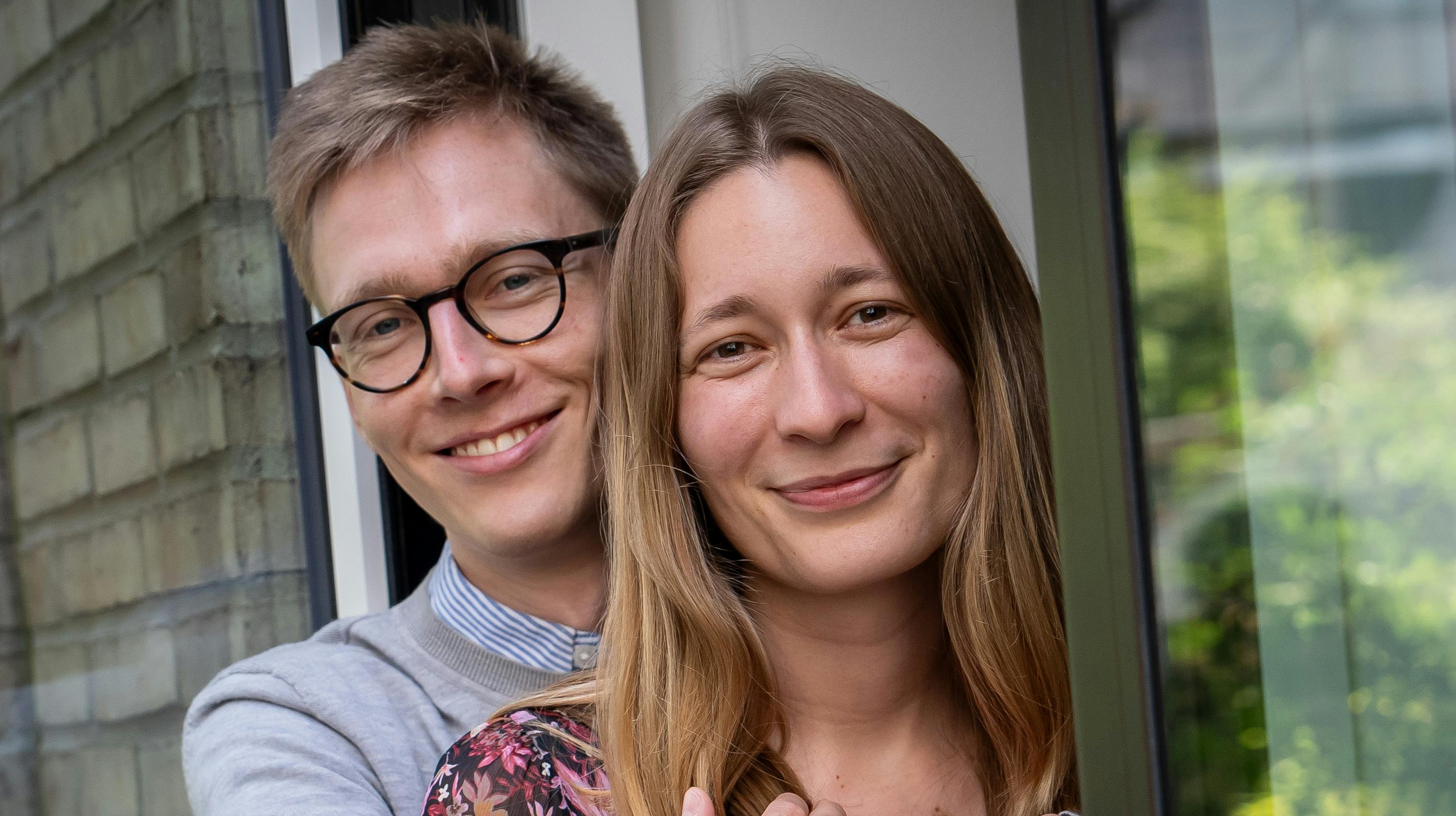 Kira Marie Peter-Hansen og kæresten Jeppe skal giftes. Det fortæller SF-politikeren på de sociale medier.