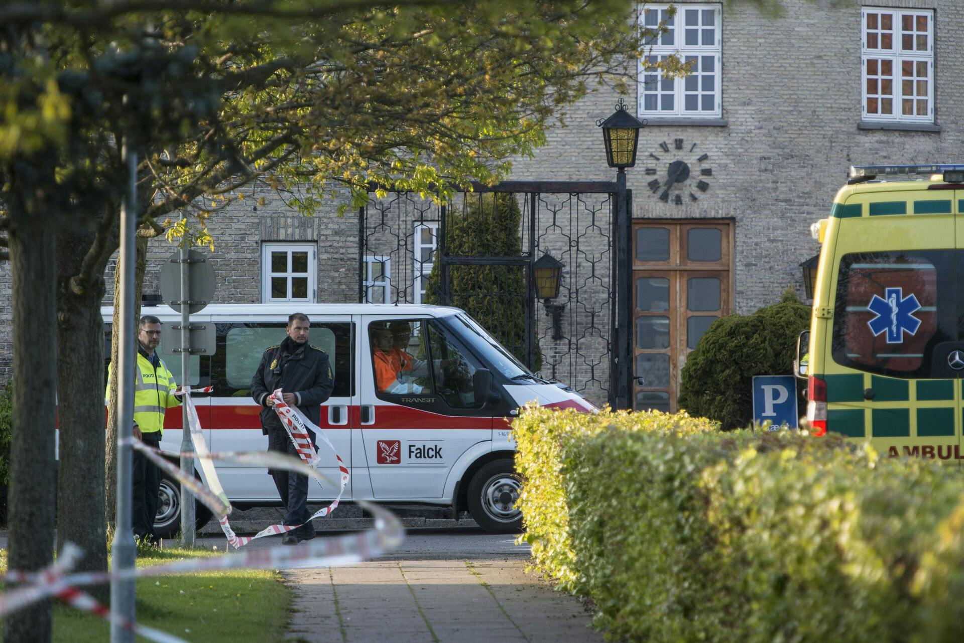 Den 69-årige læge blev dræbt på stedet, mens den 40-årige socialrådgiver blev indlagt på hospitalet, hvor han afgik ved døden. En 50-årig beboer blev ligeledes såret på forsorgshjemmet Saxenhøj.