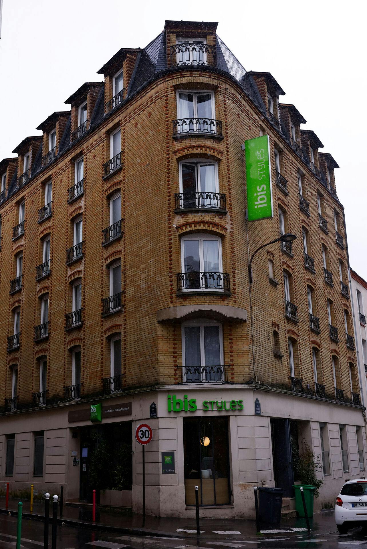 Det var her - på det såkaldte ibis Styles Paris Nation Porte de Montreuil hotel - at den 18-årige kvinde kastede sit nyfødte barn i døden. 