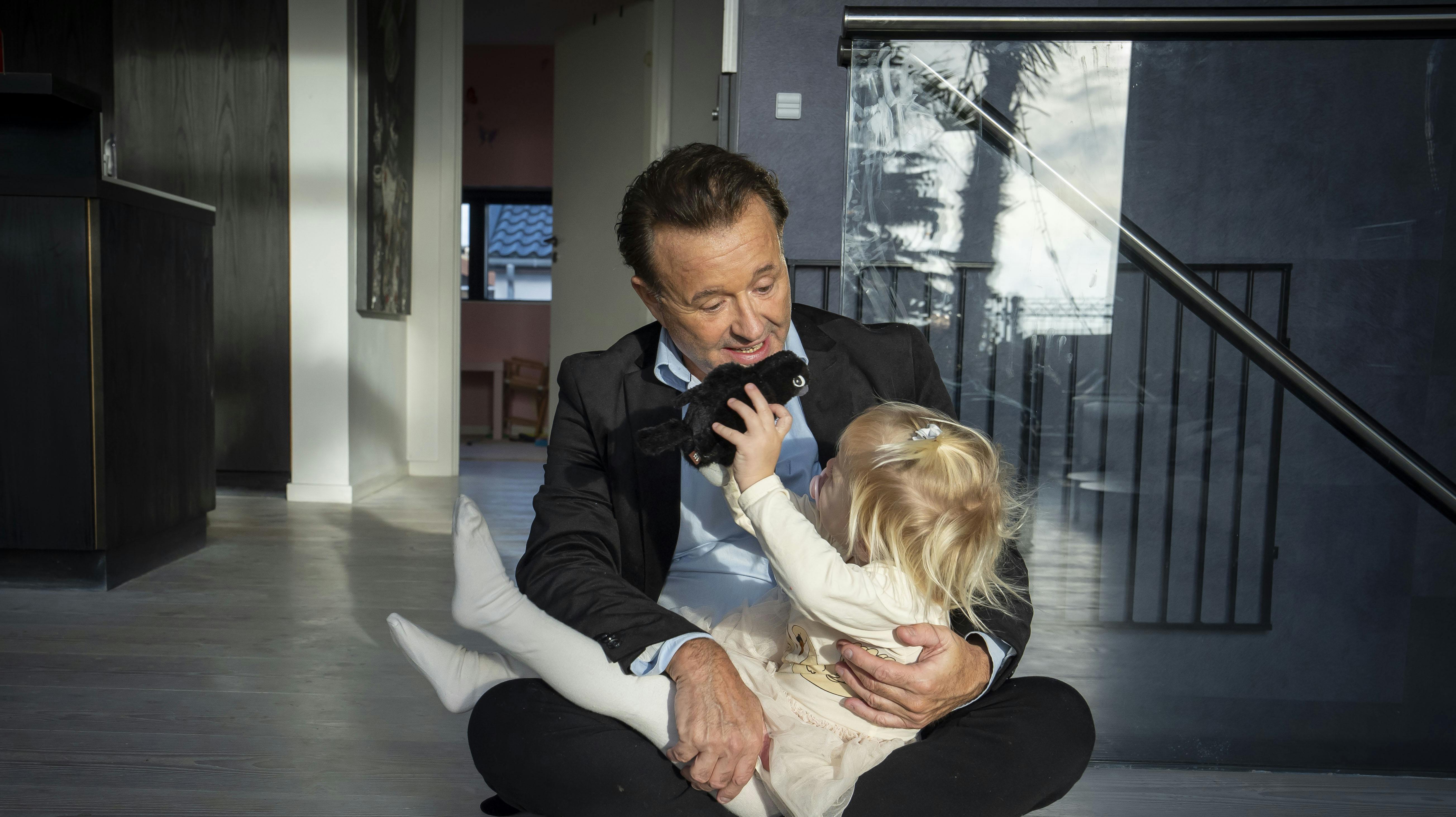 Dennis Knudsen har været uden kørekort i over et år, men må nu begynde undevisning til et nyt.