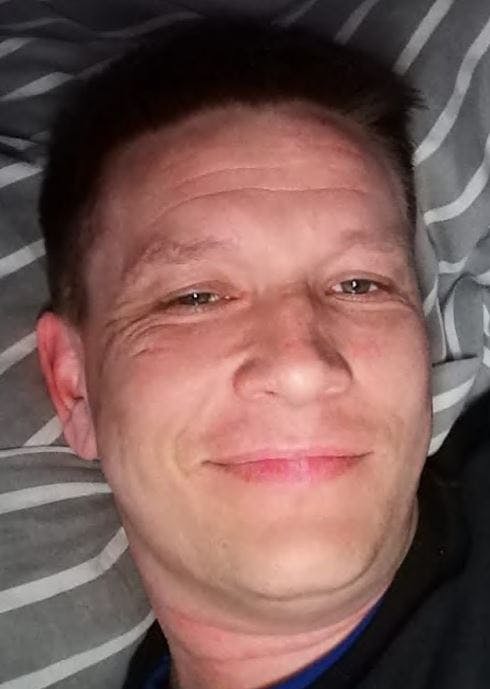 Du kan kontakte politiet på telefonnumer 1-1-4, hvis du ved, hvor manden befinder sig.