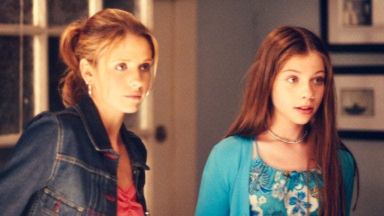 Michelle Trachtenberg (th.) i rollen som Dawn Summers sammen med Sarah Michelle Gellar i "Buffy the Vampire Slayer". 