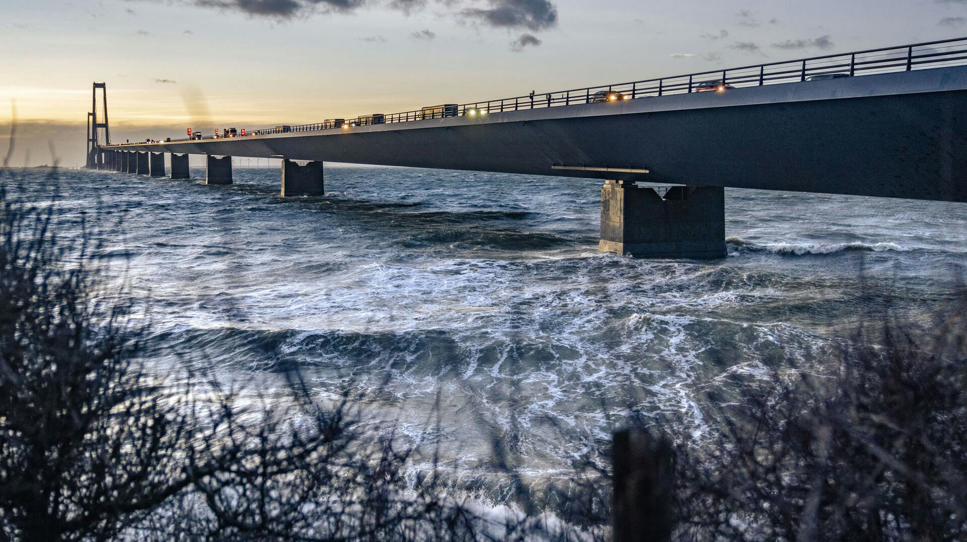 Et uheld på Storebæltsbroen lukker for alt trafik, lyder det.