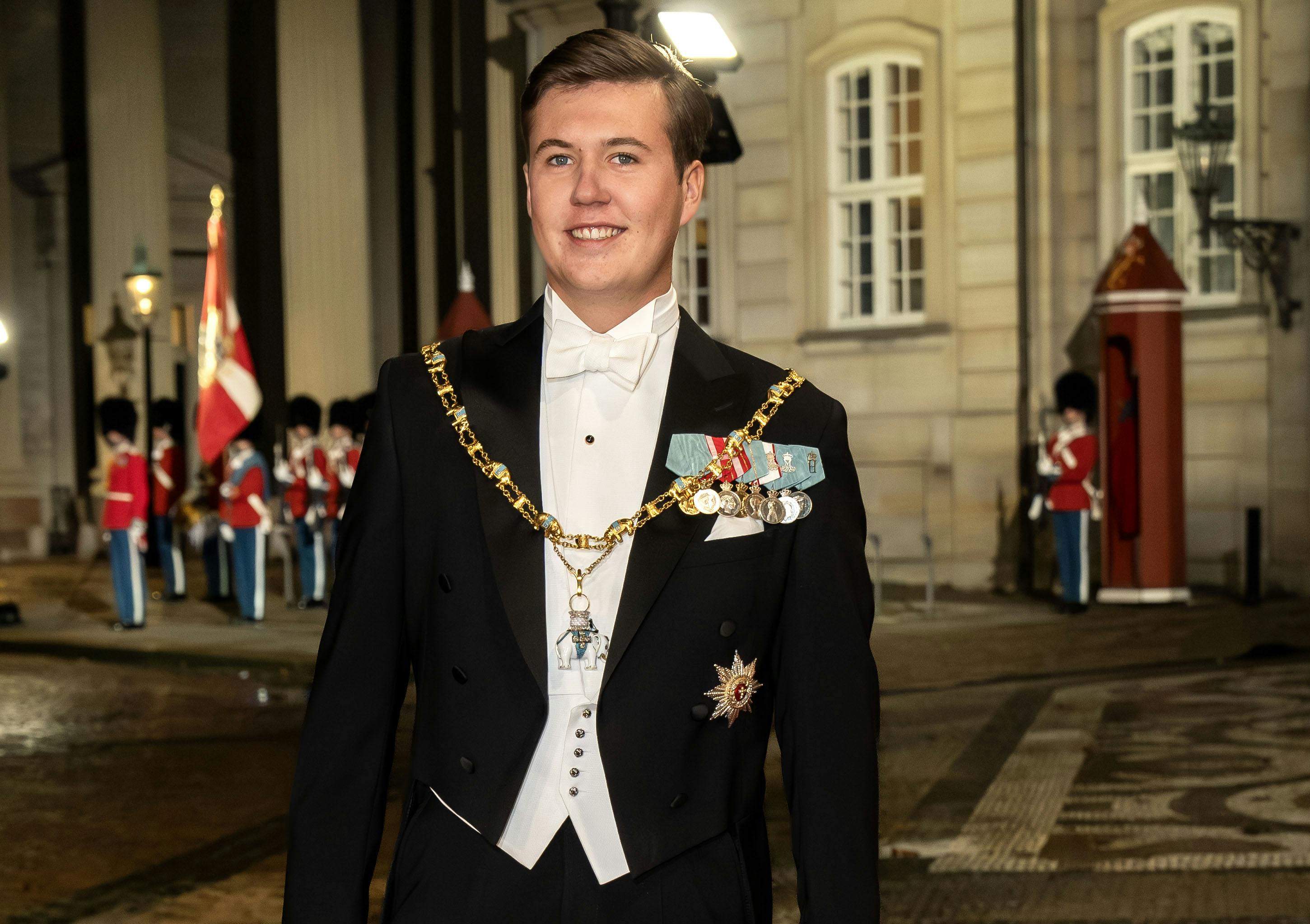 Selv om han formentlig ville elske en god fest, bliver kronprins Christian ikke en del fredagens kæmpe kulturbal på Christiansborg Slot.