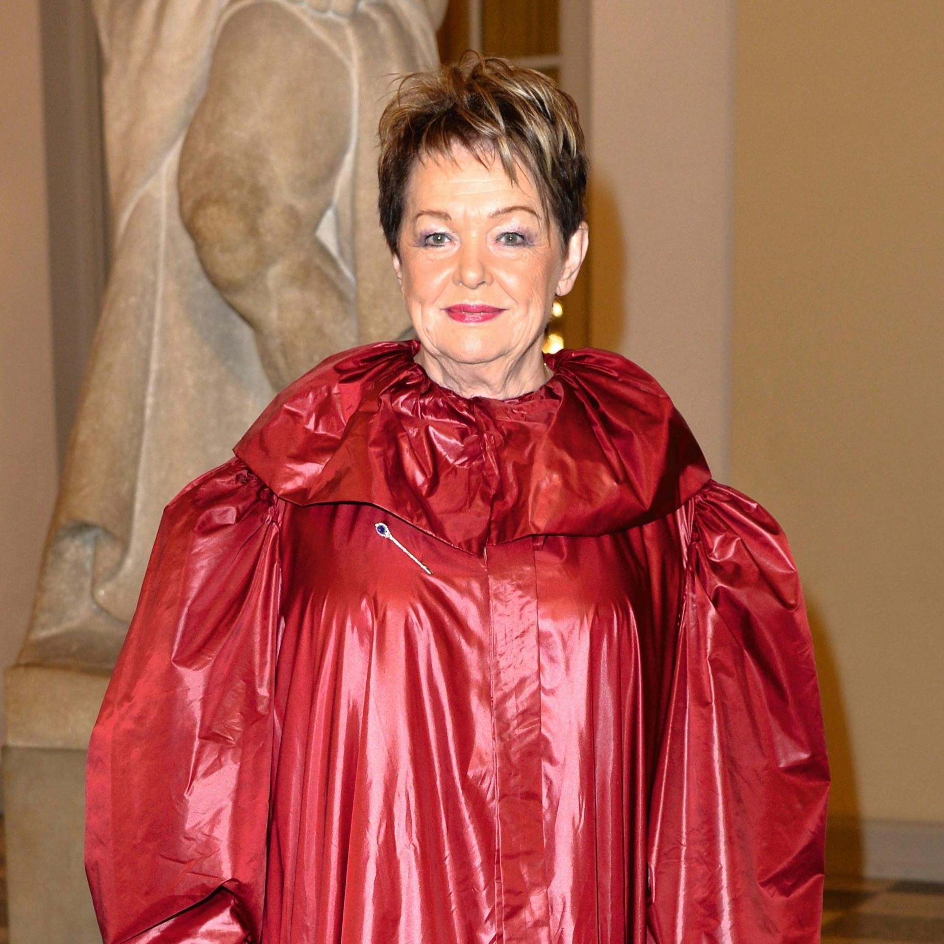 Den skinnende og røde balkjole, designet af Nicholas Nybro, som Ghita Nørby bar til Dronning Margrethes bal i 2016, glemmer vi aldrig.