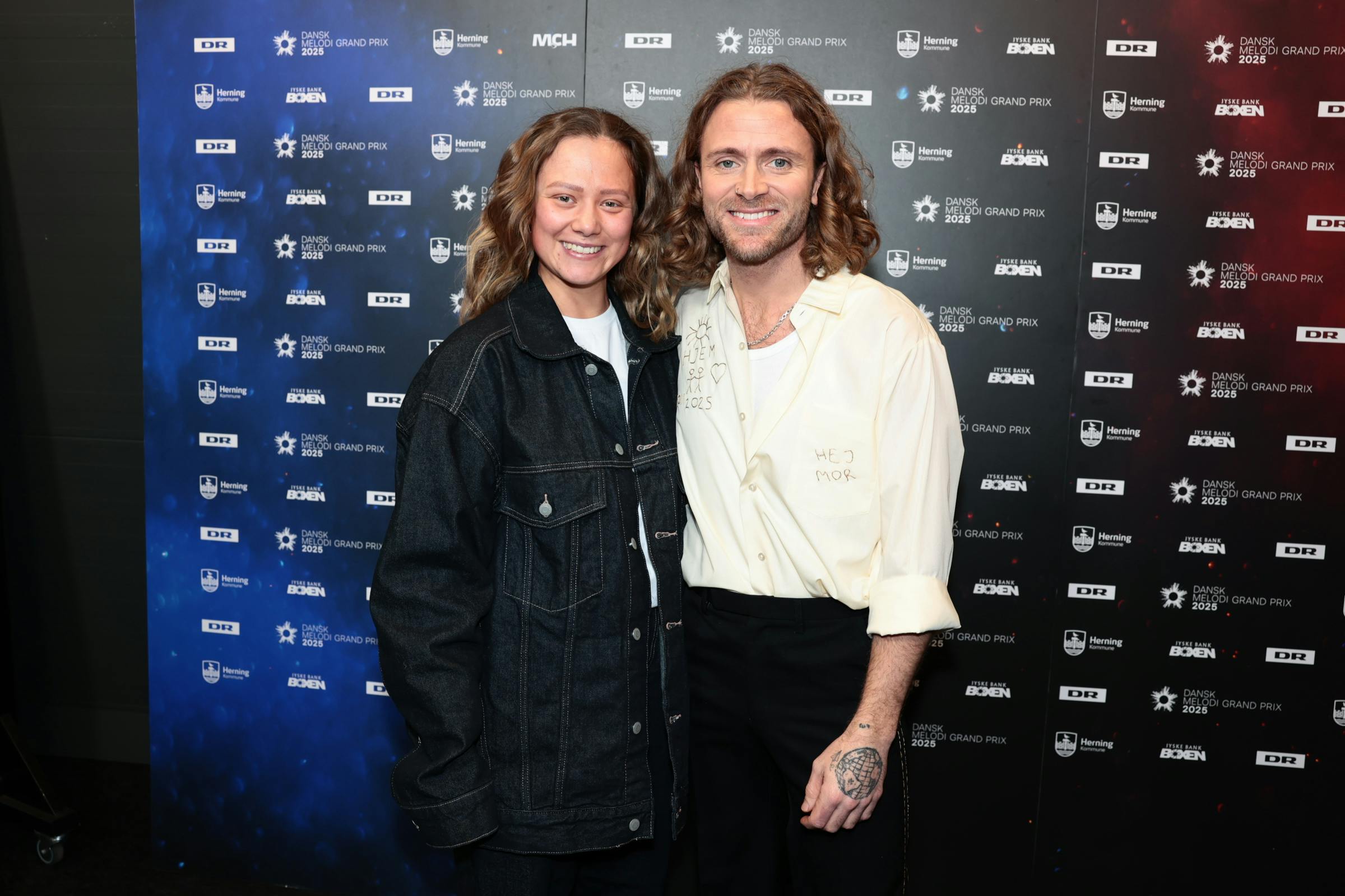 Tim Schou får støtte af sin kæreste Camille Fallesen før aftenens store Grand Prix-brag i Herning.