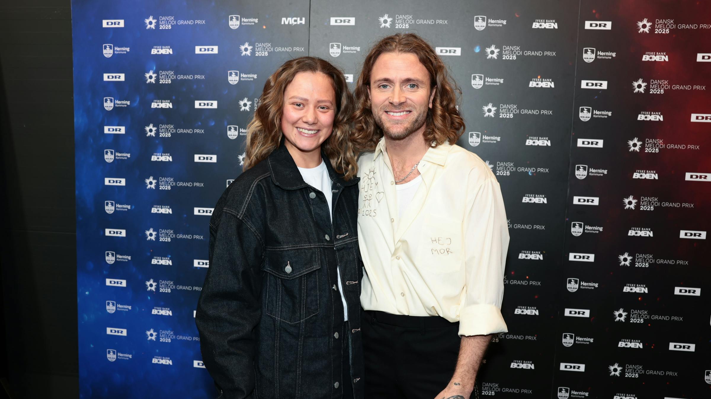 Tim Schou får støtte af sin kæreste Camille Fallesen før aftenens store Grand Prix-brag i Herning.