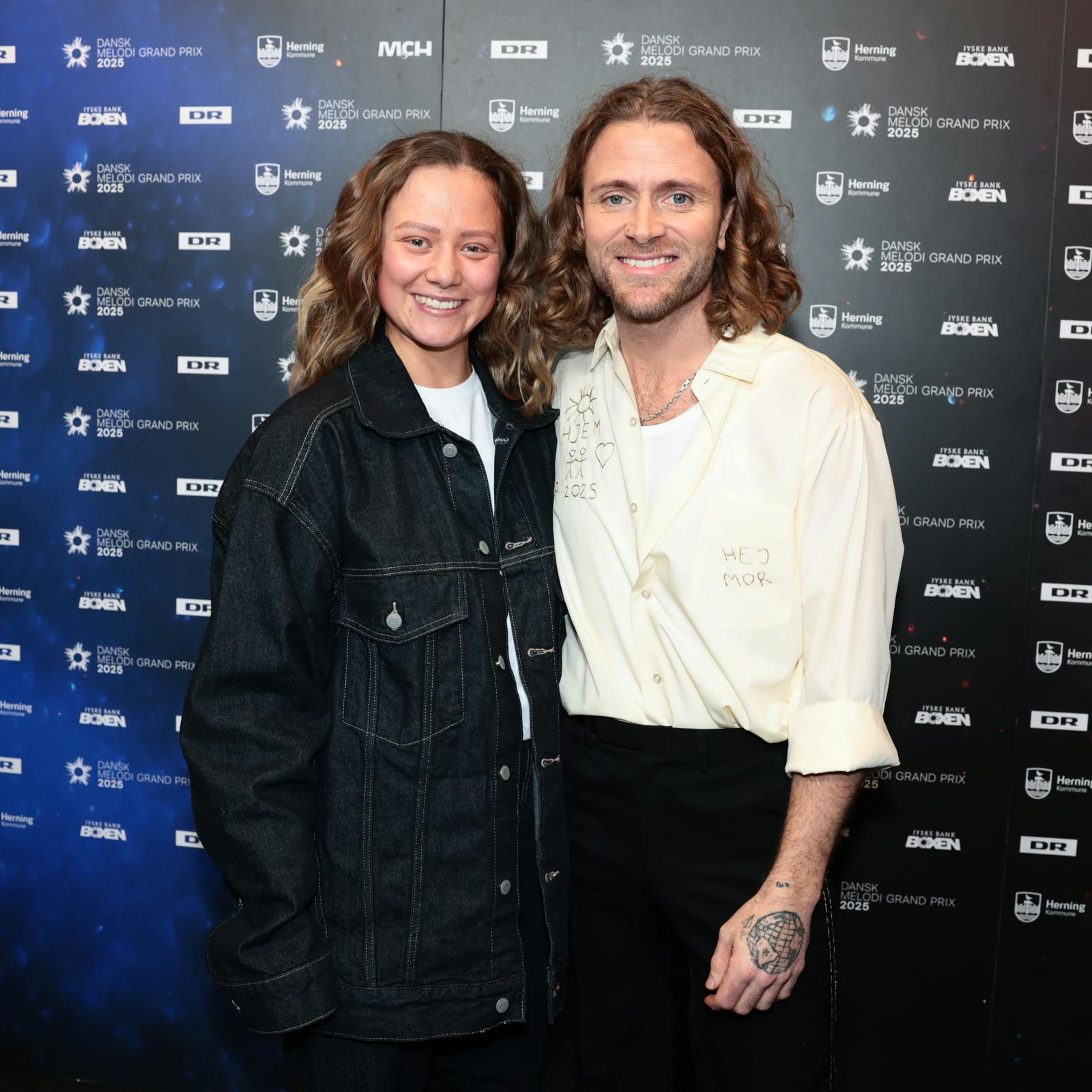 Tim Schou får støtte af sin kæreste Camille Fallesen før aftenens store Grand Prix-brag i Herning.