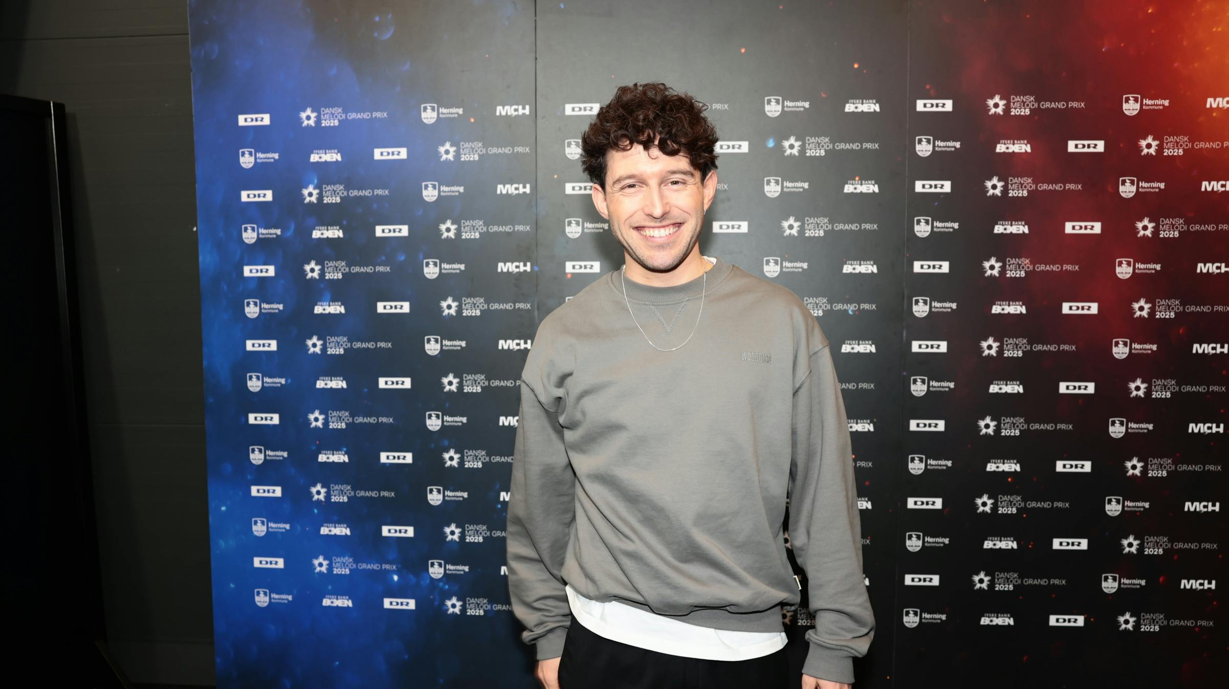 I aften synger Max Ulver til en kvinde, men hun ved det ikke ... endnu.