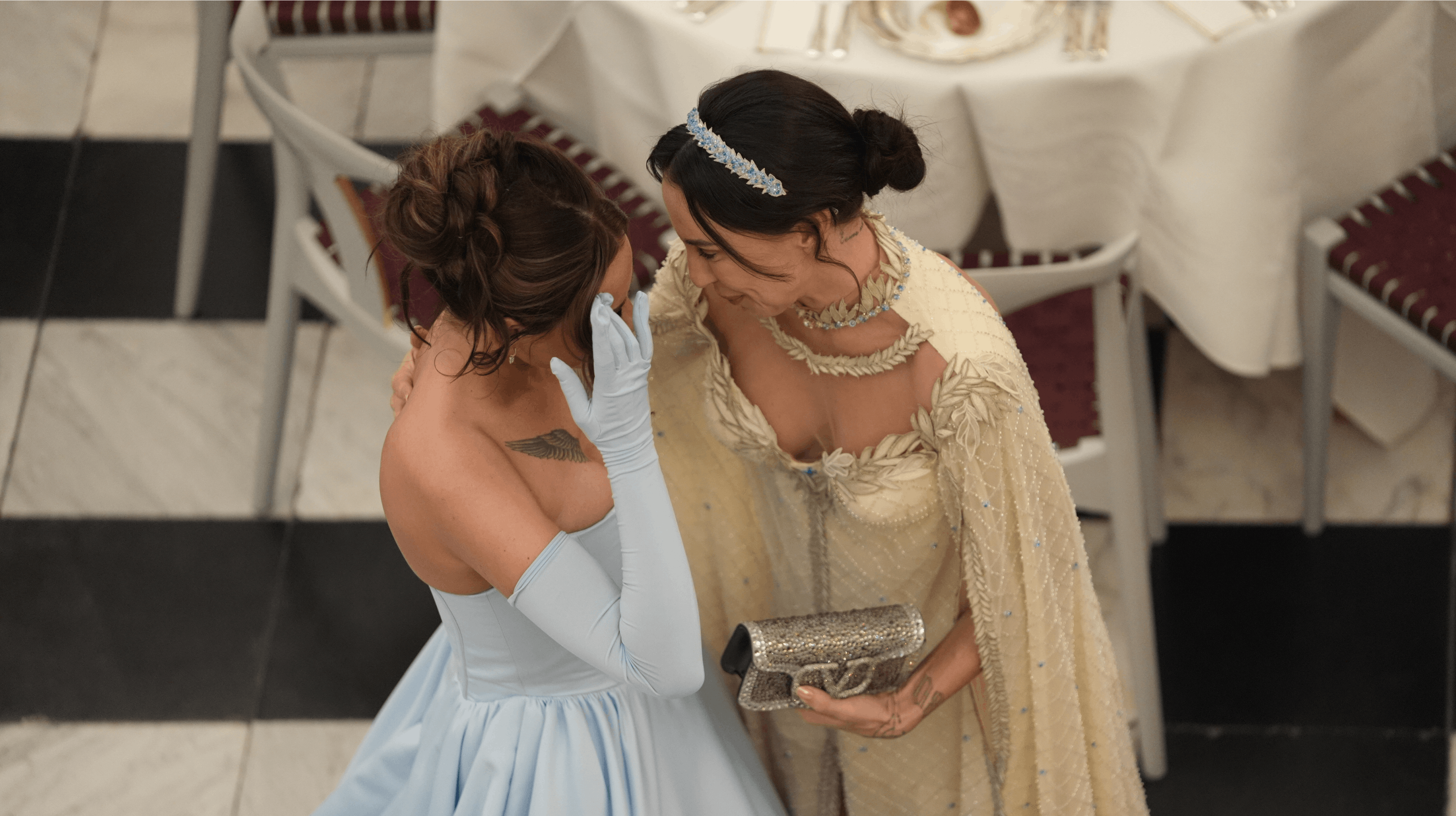 Der var store grin og kram til bal på slottet fredag aften.