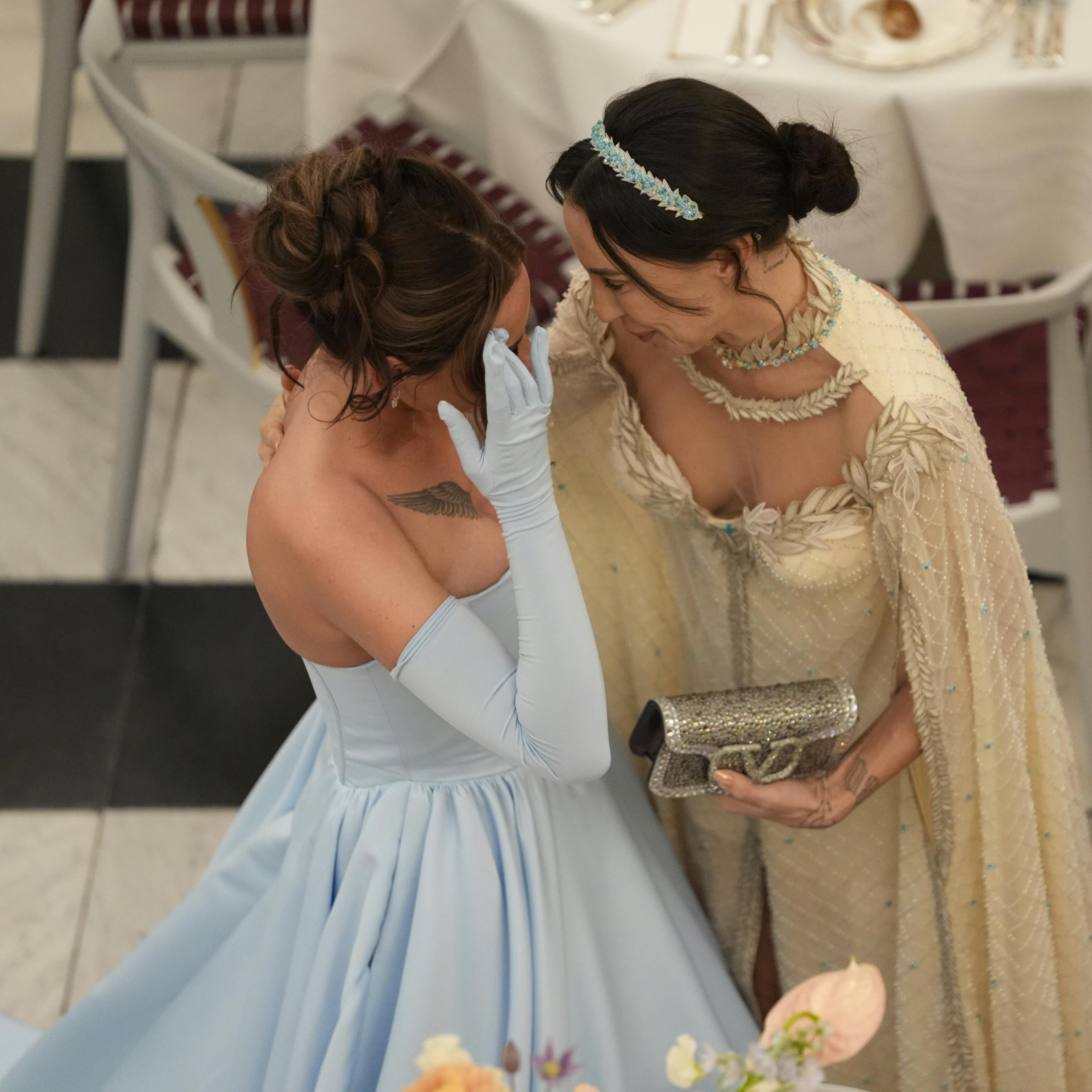 Der var store grin og kram til bal på slottet fredag aften.