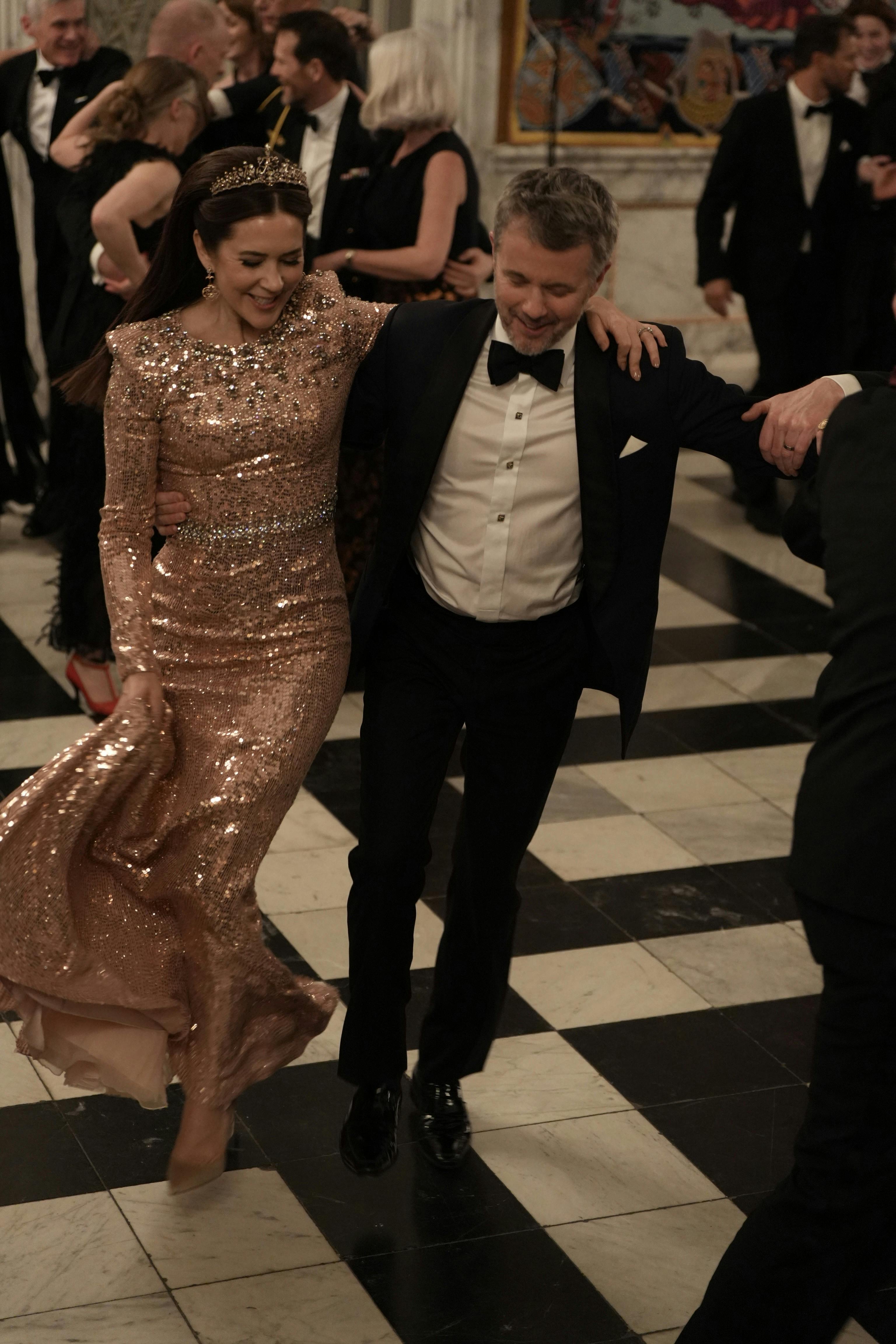 Dronning Mary og kong Frederik gav den gas på dansegulvet.