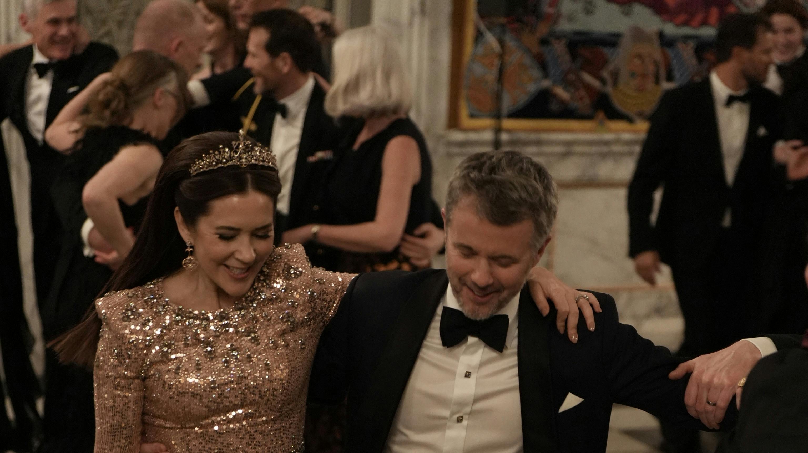 Dronning Mary og kong Frederik gav den gas på dansegulvet.