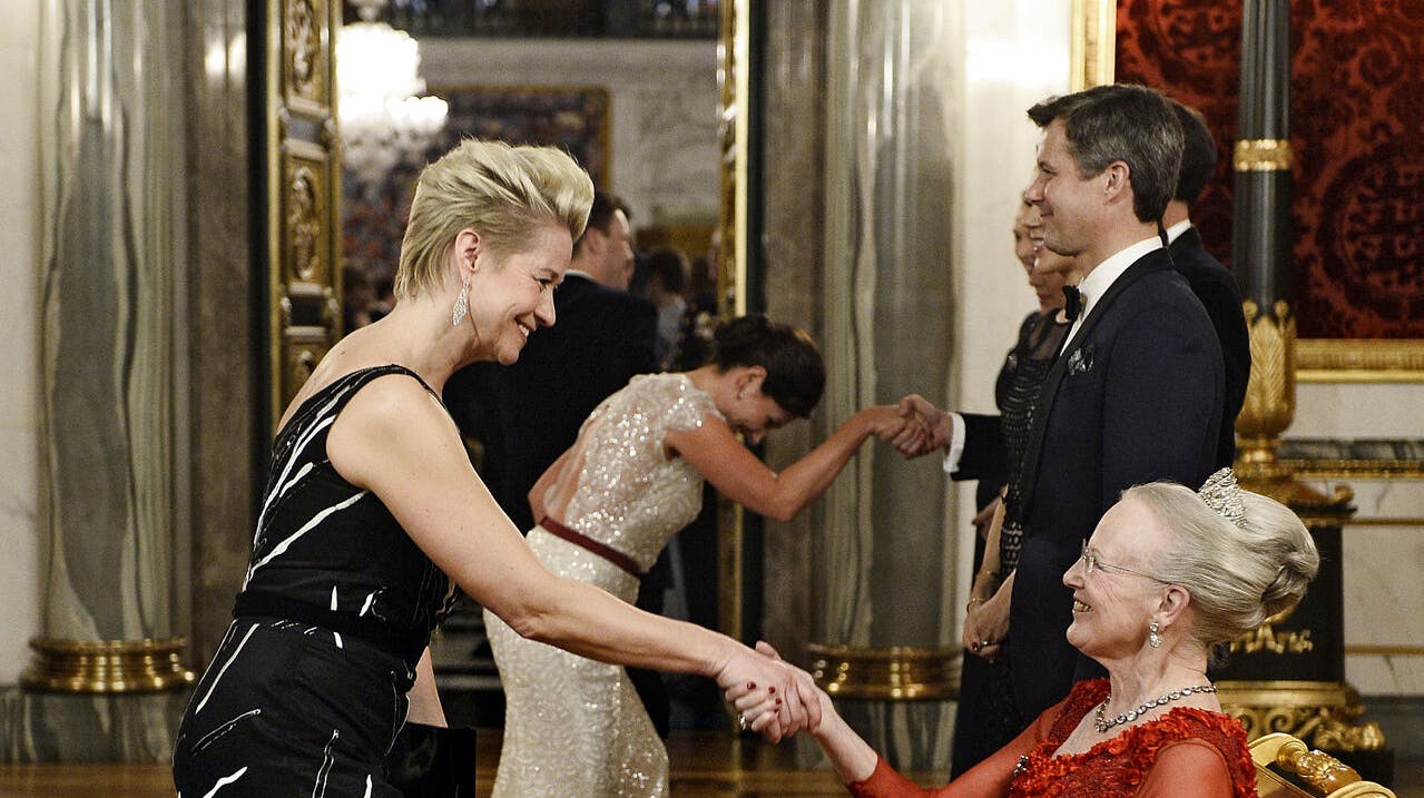 Her hilser Trine Dyrholm på den kongelige familie i 2016. Det fik hun ikke mulighed for i fredags.