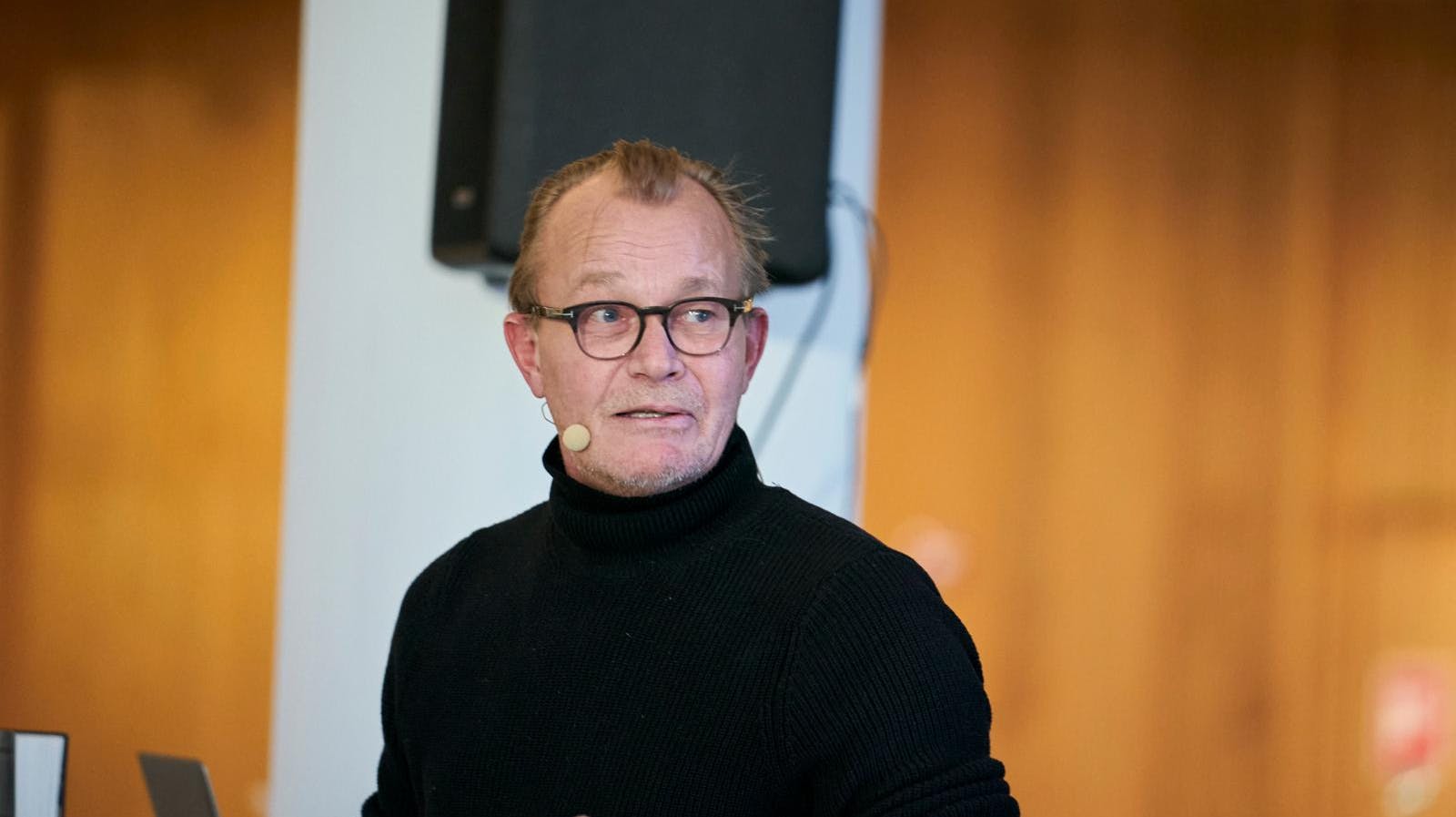 Den kendte fotograf Jan Grarup tager kraftig afstand fra FCK-medejer Lars Seier Christensens udtalelser om Ukraines præsident Volodymyr Zelenskyj.