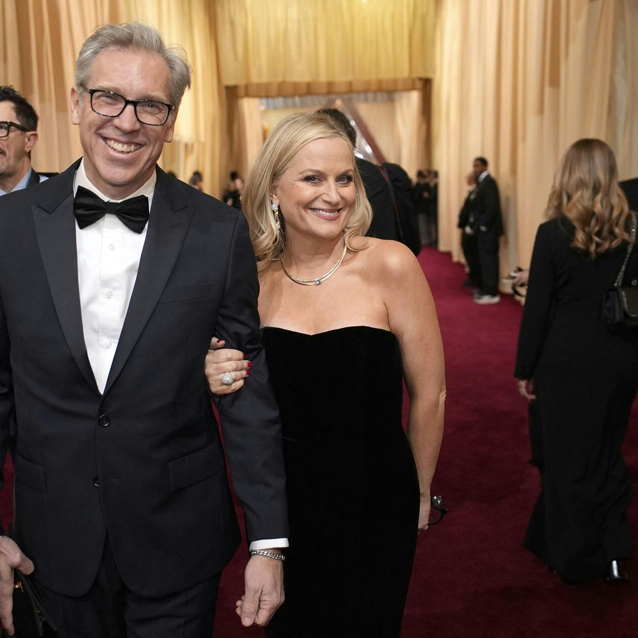 Amy Poehler holdt kærligt om sin nye kærlighed, Joel Lovell, da de ankom til Dolby Theatre i Los Angeles.