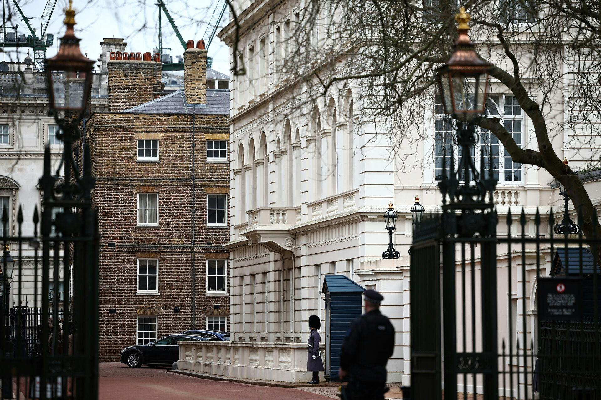 Det noget mindre Clarence House i London er elsket af det britiske kongepar, men snart får de betydelig mere plads at røre sig på.