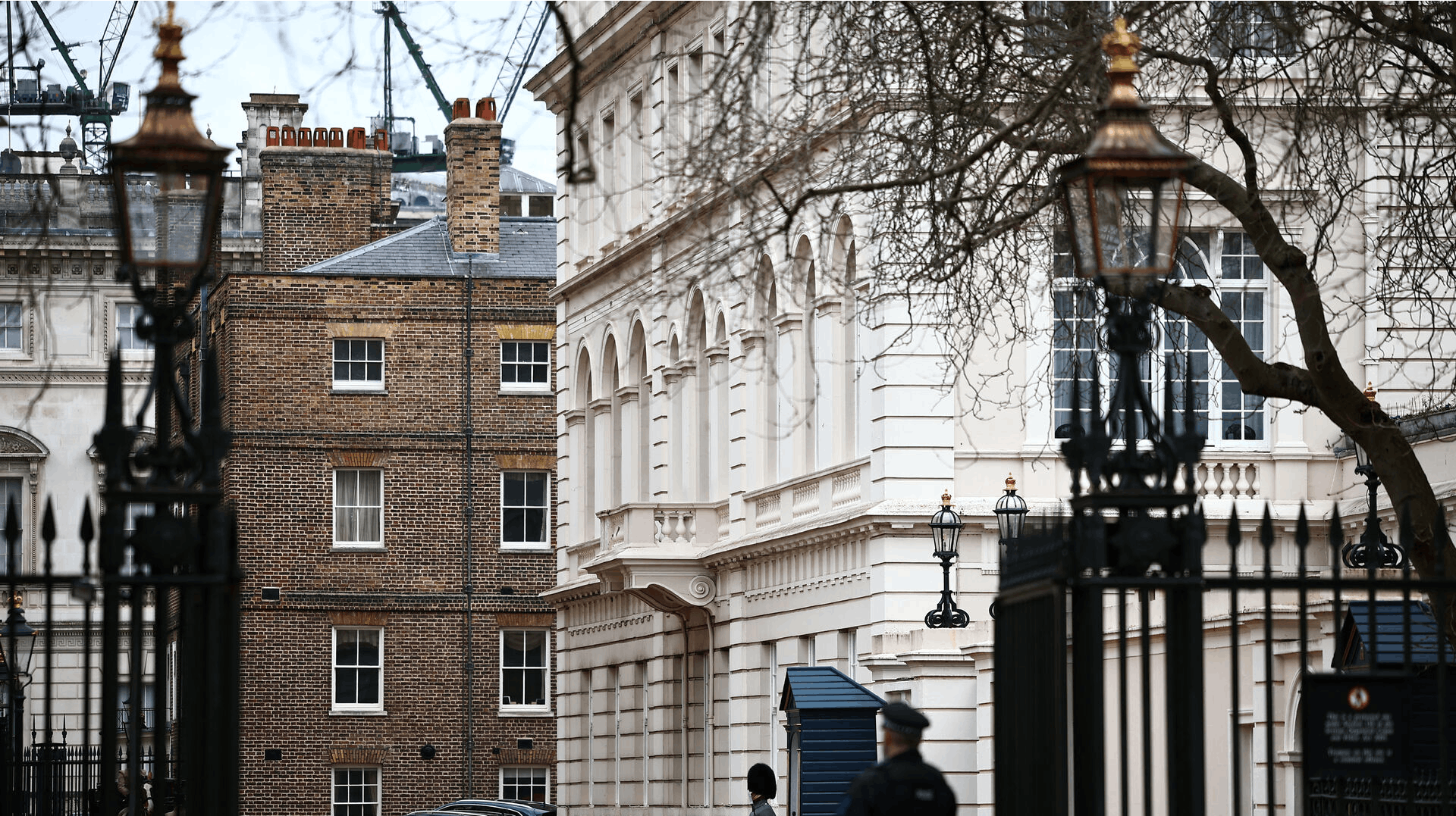 Det noget mindre Clarence House i London er elsket af det britiske kongepar, men snart får de betydelig mere plads at røre sig på.